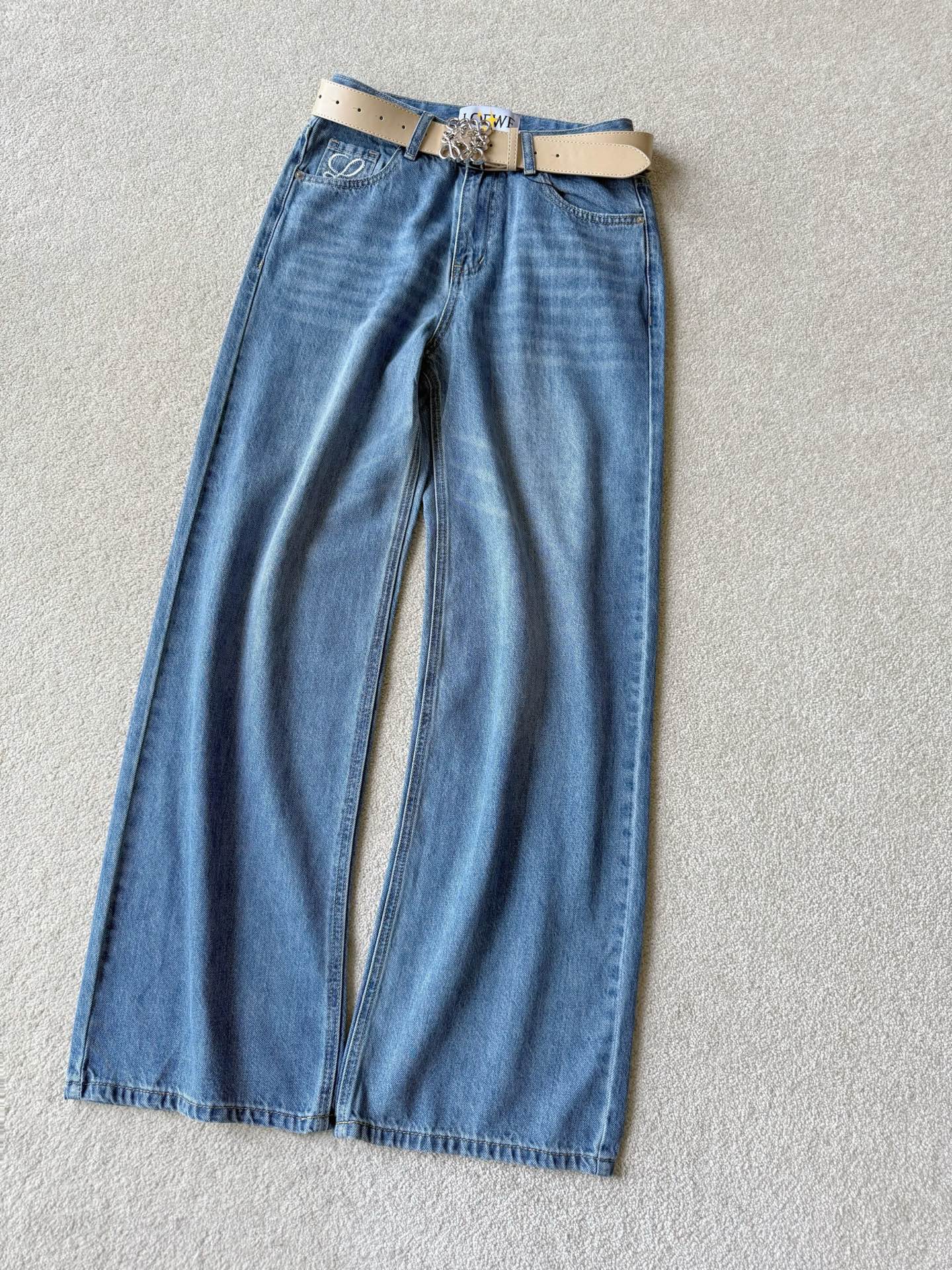 NO:730736,My favorite jeans that have been secretly hidden in my wardrobe for a long time. Loe's designs this year are crazy. Almost every new style in early spring has touched my heart~~ Continue to release, exclusive products with excellent pants styles. Customized true blue denim with moderate thickness, three-dimensional tailoring with mid-high waist and straight leg shape. It is easy to hide the flesh and make you slim. There are exquisite small embroidery logos on the front and back pockets. Delivery is a limited edition logo leather belt for the Year of the Horse. It can match your sweatshirts/sweaters/all kinds of jackets.  A pair of trousers that will never be sold at the bottom of the box, loewe, hoodie, sweatshirts, jeans, jackets & coats, sweaters,19860909在衣橱暗自藏了好久的心头爱牛仔裤 loe今年设计杀疯了 早春新款几乎件件戳中我心巴~~ 继续发布,绝好裤型独家精品 定制正蓝色牛仔棉厚度适中 立体剪裁中高腰,直筒裤型 藏肉显瘦不在话下 前后口袋都有精美小刺绣logo 配送马年限定logo皮革腰带 可以搭配你的卫衣/毛衣/各类外套 绝不会压箱底的一条神裤,,loewe,hoodie,sweatshirts,jeans,jackets & coats,sweaters,,Women's clothing