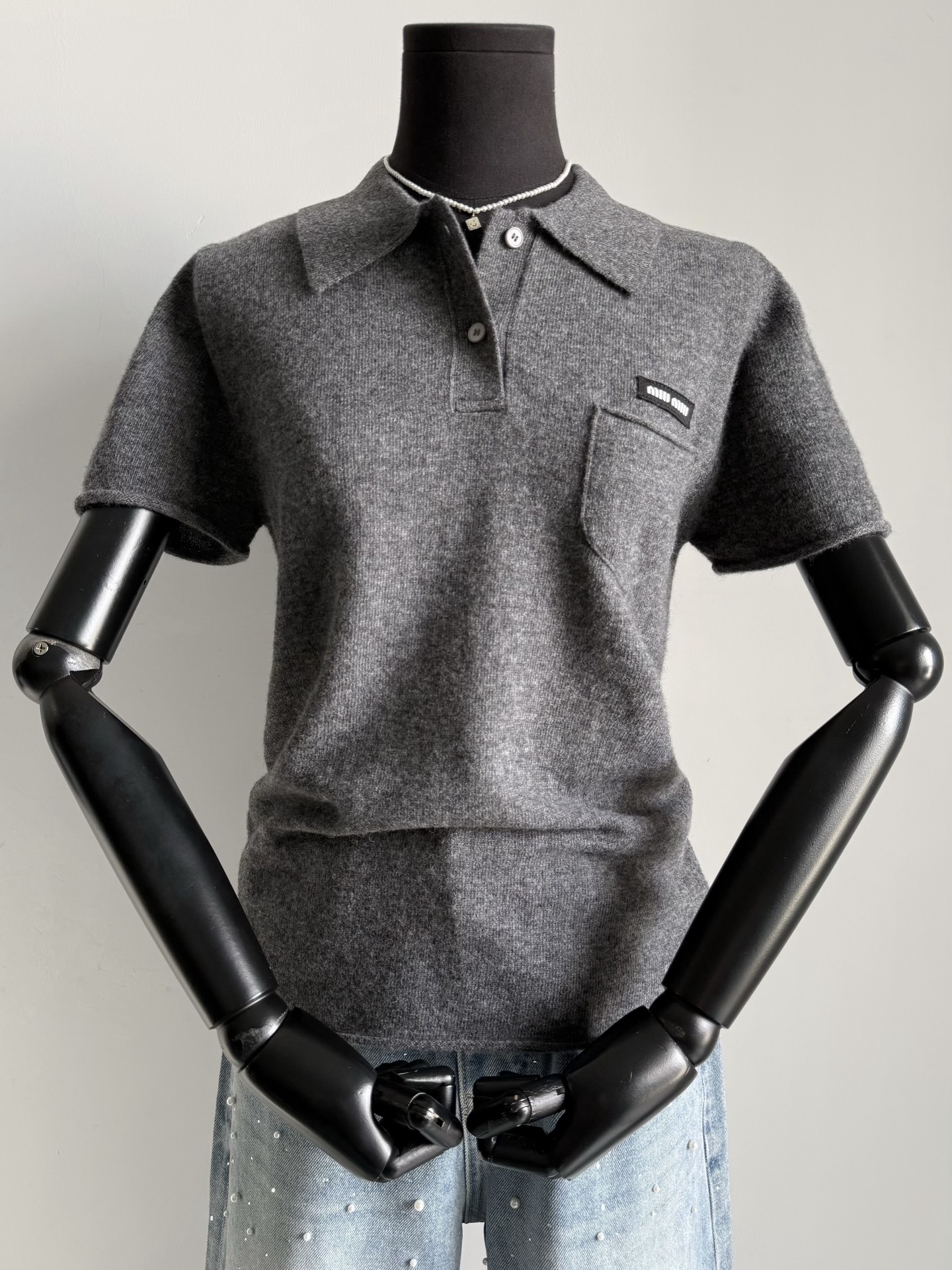 NO:732125,A soft and waxy sweater that ss26 bought first. You can feel the texture of high-end gray across the draw. This wool is not easy to get at all. The rare and good style is finally available at the end of the year!! Custom-woven and dyed floral gray cashmere wool has been carefully processed, soft and skin-friendly. It is elastic and has a variety of cuts. It is the kind of knitwear that also has a good fit on the upper body. It is full of atmosphere for inner wear in autumn and winter or for spring.  Gentleness reduces age and becomes a Korean drama heroine in one second,19860909ss26抢先入手的一件软糯小衫 隔着平局都感觉得到高级灰的质感 这个毛料一点也不好拿 稀缺好款在年底终于来现货 !! 定织定染花灰色羊绒毛料 经过精细的处理,柔软亲肤 富有弹力的同时多种剪裁 是那种上身也很有版型的针织品. 秋冬内搭或开春穿氛围感满满 温柔减龄一秒变韩剧女主既视感,,,Women's clothing