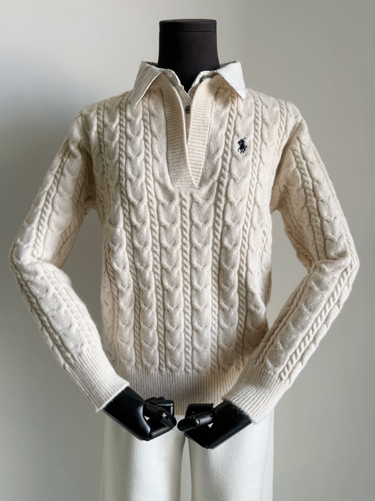 NO:732143,What I want to say about Raf is far more than just design and practicality. Personally, I feel that two pairs of classic V-neck sweaters are at the ceiling level. Old fans know how scarce they are at the end of the year!! One piece can complete the fashionable layering elements and the feedback price is very cost-effective. Custom-woven and dyed wool splicing shirt collar is soft and comfortable, no pressure to wear. Imported machine high-density knitted button pattern technology is full of three-dimensionality and elasticity. It is very different from the thin and cheap versions on the market ~~ It is worth buying now.  Exclusive good products that are not easy to match, sweaters, shirts,19860909关于拉夫我想说的远远不止这些 设计和实穿性,个人觉得天花板级别 假两件设计经典V领毛衣 在年底有多稀缺老粉都懂 !! 一件搞定时髦叠穿元素 回馈价性价比拉满. 定织定染羊毛毛料拼接衬衫领子 柔软舒适,贴身穿无压力 进口机器高密针织纽花工艺 立体感十足还富有弹力 区别市面轻薄廉价版本天壤之别 ~~ 当下很值得入手的一件 独家好货不易撞衫,,sweaters,shirts,,Women's clothing