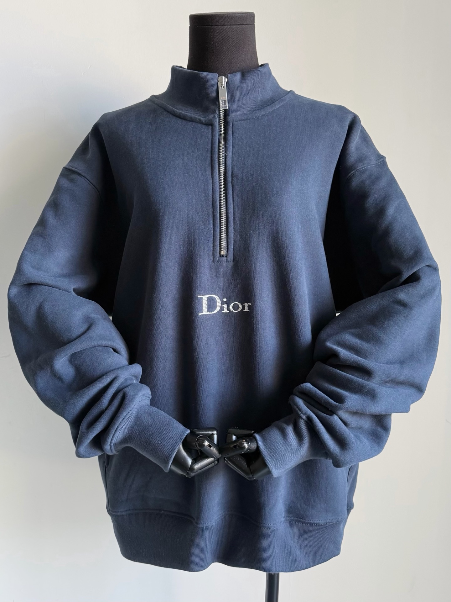 NO:734154,dr·ss26 new half-zip sweatshirt in early spring. It is a good-looking men's style, and can be worn well by girls. The classic off-shoulder version has a half-zip youthful feel. Buy new clothes for your family at the end of the year and reimburse ~ Customized dark blue/light gray coil fabric. The dyed threads in the cylinder have no color difference and are soft and elastic, different from the market. Imported machine embroidery on the chest is smooth, delicate, clean and neat. The off-shoulder version has no restrictions on the body shape.  Can be worn by any age group.,,hoodie,sweatshirts,19860909dr·ss26早春新款半拉链卫衣 柜子高颜值男款,女生也驾驭得很好 经典的落肩版型半拉链少年感 年底了给家属买件新衣服去报销吧 ~ 定制深蓝色/浅灰色线圈面料 包缸定染螺纹无色差 并且柔软富有弹力,区别市面 胸前进口机器刺绣 平稳细腻,干净利落 落肩版型对身材不设限 不论什么年龄层次都可以驾驭.,,hoodie,sweatshirts,,Women's clothing