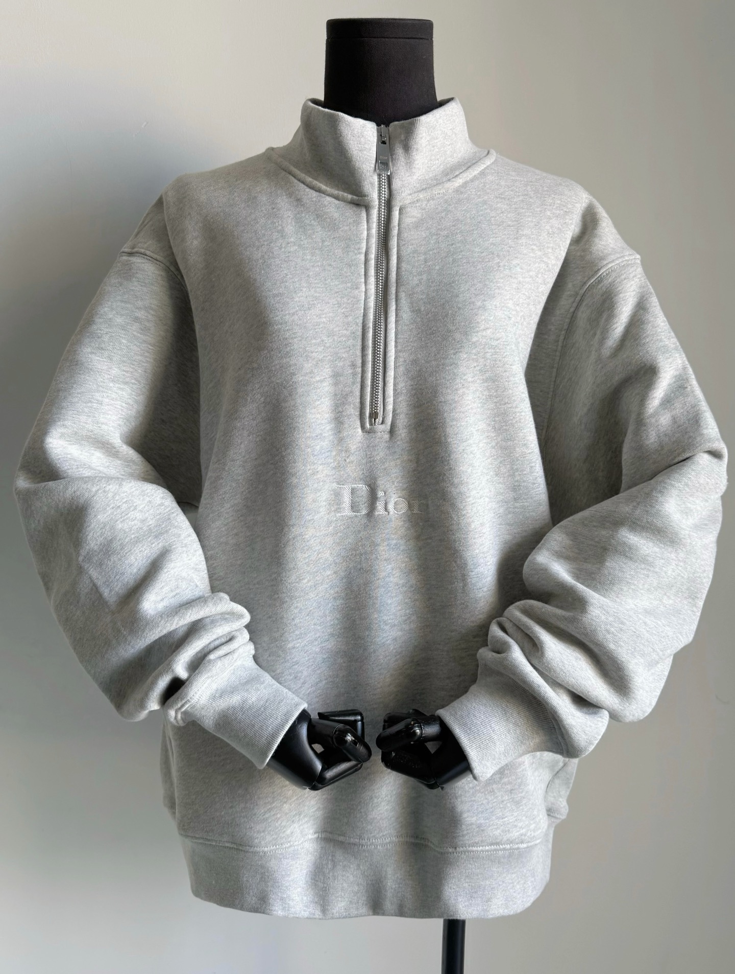 NO:734115,Gray·detailed real photos. The real thing is very light and high-end. It is completely different from the sweatshirts already in the wardrobe. The same style for men and women, no restrictions on body shapes, hoodie, sweatshirts,19860909灰色·细节实拍图 实物很淡很高级 完全不同于衣橱已有的卫衣 男女同款,对身材不设限,,hoodie,sweatshirts,,Women's clothing
