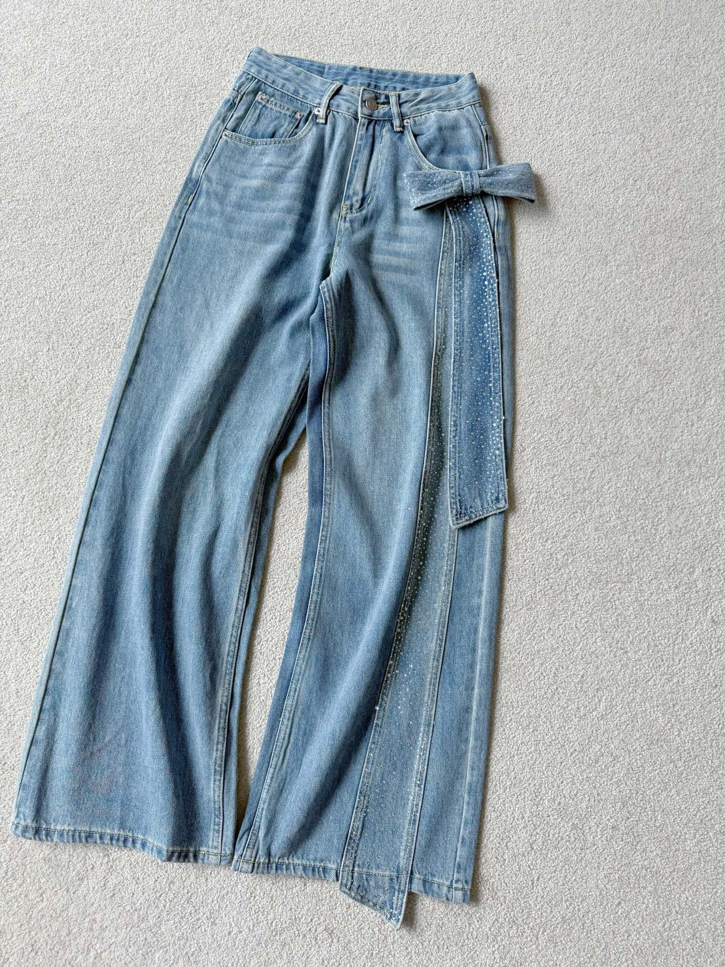 NO:734144,I'm crazy about calling ANN's bow jeans!!! Such a wonderful design and slim fit. It's really hard to come across both. It's a profitable item to pick up with your eyes closed. Customized high-weight denim and cotton. Three-dimensional tailoring with mid-high waist and stylish drape. The bow ribbon is made independently and then hot-drilled at high temperature. Not only is it time-consuming and labor-intensive, but the cost is also a lot higher. The overall style is high-end and not easy to clash with other clothes. I use it to match the second half of the year and the beginning of spring.,jeans,19860909为ANN这条蝴蝶结牛仔裤 疯狂打call !!! 如此绝妙设计还有显瘦的版型 真的很难碰到两者兼顾的. 闭眼来收都是赚到的单品 定制高克重牛仔棉 立体剪裁中高腰,垂坠有型 独立制作蝴蝶结织带再高温烫钻 不仅耗时耗力成本也高了不少 整体高级有腔调,不易撞衫 下半年和开春都用它来搭配了,,jeans,,Women's clothing