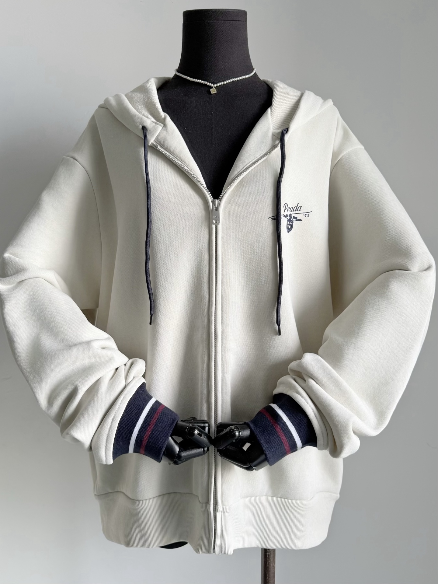 NO:734129,High-end practicality, PD hooded loose sweatshirt. This beige color is really hard to put down. It has just the right saturation and gives you a sense of advanced laziness as soon as you put it on. The coil fabric and threads are dyed in a vat. There is no color difference on the whole, uniform and texture. The iconic elements on the chest are clearly visible. The design of the hooded loose shoulder design has no restrictions on the body shape and can be worn in many ways. The lower body is very fashionable with shorts/jeans and can be shared by family members.  !!,,hoodie,sweatshirts,shorts,jeans,hats,19860909高级实穿主义,pd连帽宽松卫衣 这个米杏色是真的让人爱不释手 恰到好处的饱和度 一上身就自带高级慵懒感 ~~ 包缸定染的线圈面料和螺纹 整体无色差,均匀有质感 胸前标志性元素渗透印花清晰可见 连帽宽松落肩版型的设计 对身材不设限,多种穿法 下半身搭配短裤/牛仔裤都很时髦 可以家属共享喔 !!,,hoodie,sweatshirts,shorts,jeans,hats,,Women's clothing