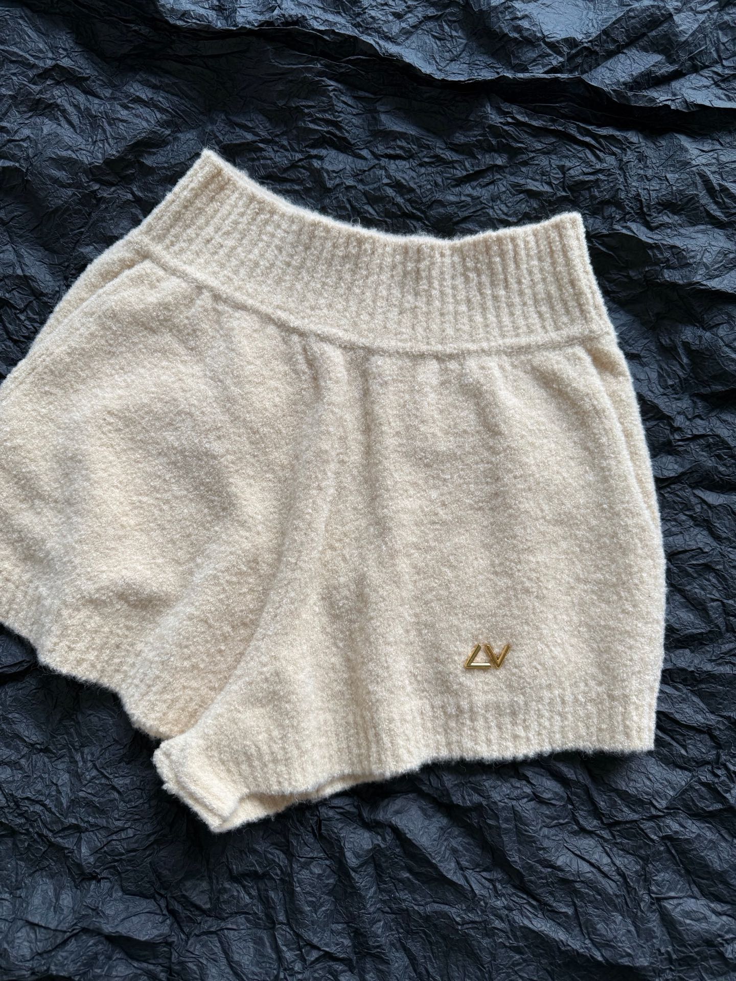 NO:734651,Detailed picture of apricot knitted shorts. In addition to the custom-woven and dyed sheep wool, the texture and feel are restored. The three-dimensional woven A-line slimming version beautifies the proportions, makes the legs slimmer and longer. It is recommended to collect it with the series of three-piece cardigan and vest sets. Stay at home or go out at the end of the year, it is low-key luxury, shorts,19860909杏色·针织短裤细节图 除了定织定染的绵羊毛毛料之外 肌理感和手感都还原 立体织造A字显瘦版型 美化比例,显瘦显腿长 推荐和系列开衫背心三件套一起收 年底宅家或者出行,都低调奢侈,,shorts,,Women's clothing