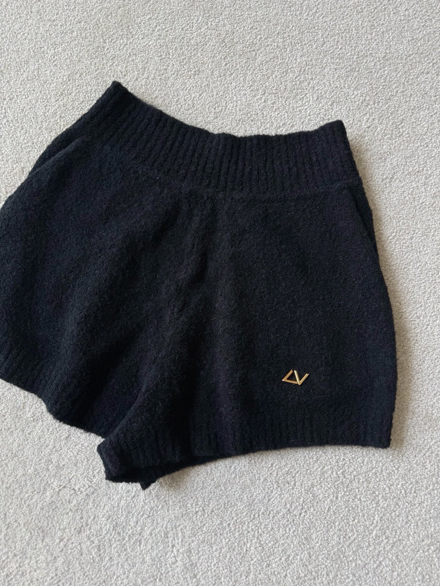 NO:734674,Detailed picture of black knitted shorts. In addition to the custom-woven and dyed sheep wool, the texture and feel are restored. The three-dimensional weaving A-line slimming version beautifies the proportions, making the legs slimmer and longer. It is recommended to collect it with the series of three-piece cardigan and vest sets. Stay at home or go out at the end of the year, it is low-key and luxurious.,shorts,19860909黑色·针织短裤细节图 除了定织定染的绵羊毛毛料之外 肌理感和手感都还原 立体织造A字显瘦版型 美化比例,显瘦显腿长 推荐和系列开衫背心三件套一起收 年底宅家或者出行,都低调奢侈,,shorts,,Women's clothing