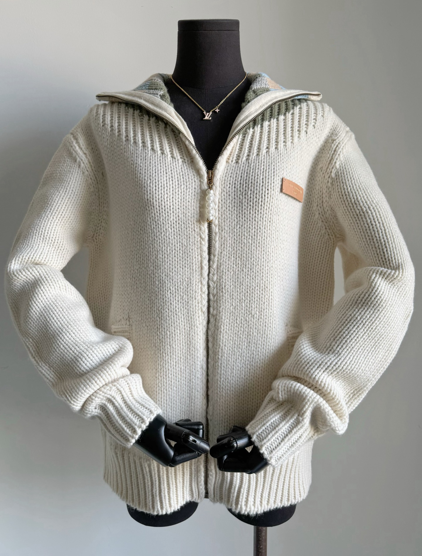 NO:734663,26 early spring VIP limited, top collection level. I am more and more convinced by the boss lady's vision for selection. Woolen cardigans close to 2.4w are really not cheap. I insist on buying them and carefully compare them. The production can be said to be painstaking regardless of cost. More than 20 kinds of wool are selected for fine color matching to restore the feel of thick sheep wool jackets. Imported machines accurately carve jacquard patterns, including jacquards with hollow letters, and finally achieve a pattern and drape effect that is completely different from the market.  !! Customized pearl pendant clock, leather engraved leather label, and the same weaving method on the inside and outside. Customers who know the goods should come when they are in stock. Classic contrasting lapel design. Sweaters will not go out of style for a few years. Jackets & coats, sweaters,1986090926早春vip限定,顶级收藏级别 越来越被老板娘选款的眼光折服 接近2.4w的毛织开衫真心不便宜 我家坚持买入,精细对照 出品可以说是煞费苦心不计成本 甄选二十多种毛料精细对色 还原厚实绵羊毛外套手感. 进口机器精准刻画提花图案 包括镂空字母的提花 最终达到版型和垂坠感效果 和市场上是天壤之别 !! 定制珍珠吊钟 皮革刻字皮标,以及表里如一的织法 懂货识货的顾客趁现货来 经典撞色翻领设计 再穿几年的毛衣都不过时,,jackets & coats,sweaters,,Women's clothing