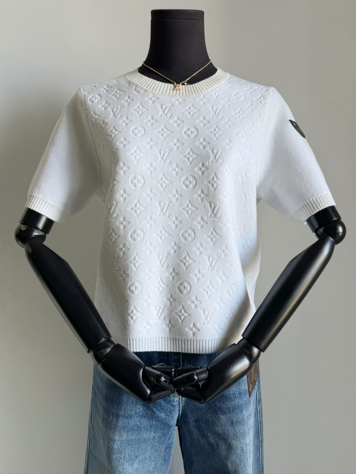 NO:735111,Needless to say, the high-end 1v jacquard knitted short-sleeve can be said to be a classic series that must be stocked in the wardrobe. There is no superfluous design in the whole piece, but the craftsmanship and quality are demonstrated everywhere. The special blended material of custom weaving and dyeing is silky and skin-friendly. It is different from the previous wool materials. It has a more drapey feel and is easier to take care of. The small leather label with yb molding, including the three-dimensional and concave and convex feeling of the jacquard, is completely different from the market version!!  Select genuine white/Mars black, both colors will be available in stock before stocking, T-shirt,19860909无需多言的高级感1v提花针织短袖 可以说是衣橱必囤的经典系列. 整件无一处多余设计 却处处都彰显着匠心品质 定织定染的混纺特种材质丝滑亲肤 不同于以往的毛料手感 它更有垂坠感,也更加好打理 yb开模的小皮标 包括提花的立体感和凹凸感 都和市面版本天壤之别 !! 甄选正白色/火星黑 两色齐码入库年前现货发,,T-shirt,,Women's clothing