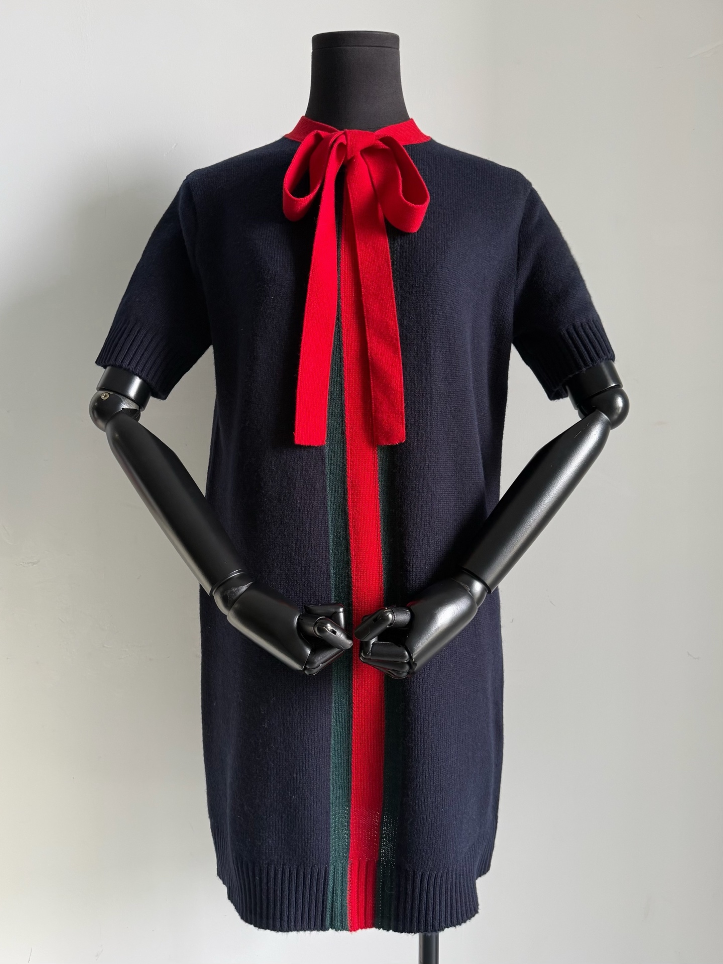 NO:735095,Detailed picture of the bow series knitted dress. You can boldly try such a good version. Although it is a knitted dress, it still hides the body and looks slim, so you can control it at will. The red butterfly sword webbing embellishment not only beautifies the proportions, but also raises the grade a lot. The color of the classic GG strap does not need to add any logo. It is enough to show nobility and high-end. Skirts,19860909蝴蝶结系列·针织连衣裙细节图 如此好的版型你们可大胆尝试 虽说是针织连衣裙 却依旧藏肉显瘦,随意驾驭 红色蝴蝶剑织带点缀 不仅美化比例,还将档次拔高了不少 经典GG表带配色 不需要再增加任何logo 已经足以显贵显高级,,skirts,,Women's clothing