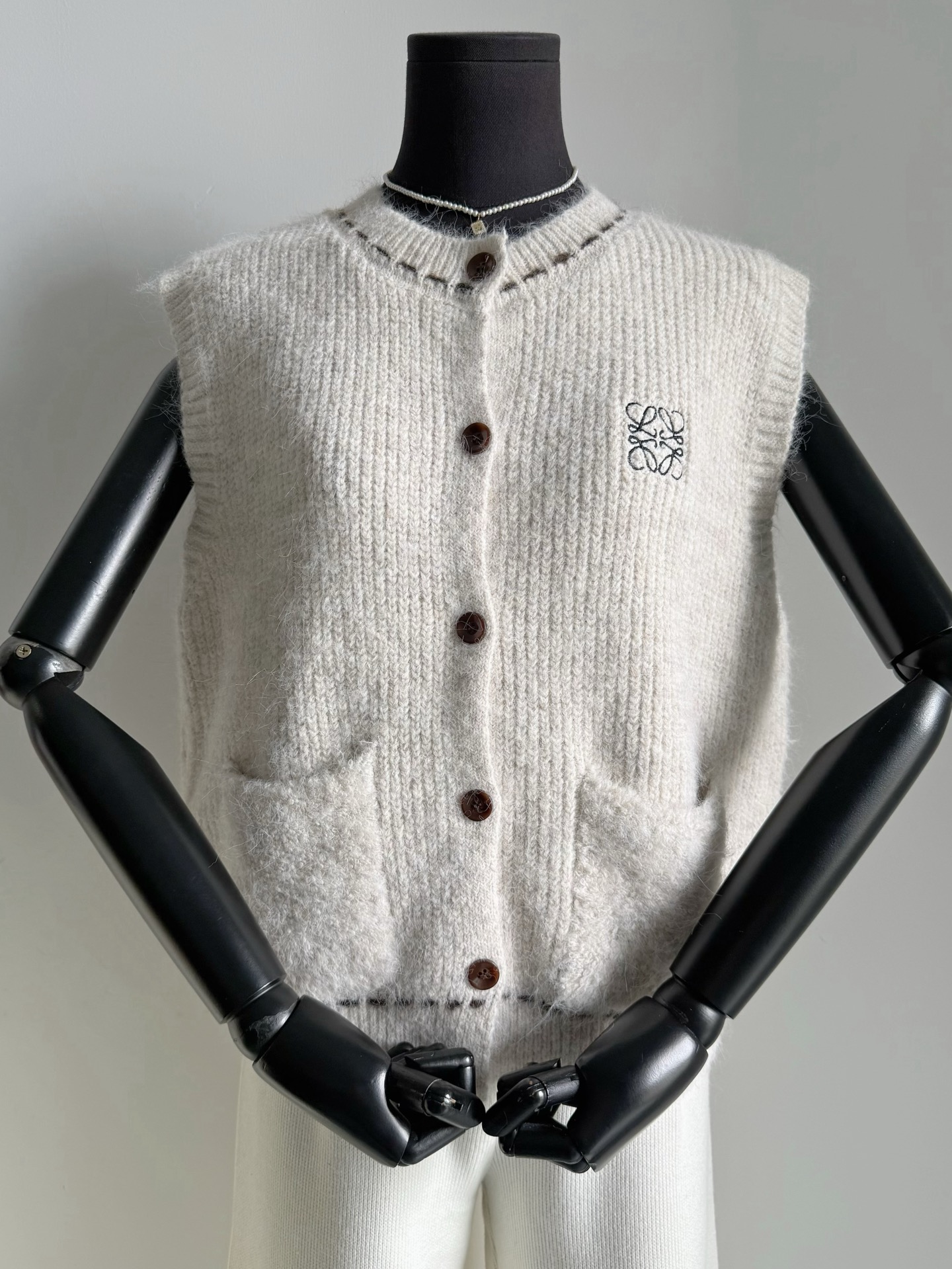 NO:735089,The soft and soft Loe knitted vest not only protects our body in winter, but can also easily overcome embarrassing temperatures. It can be layered over various shirts/base layers ~~ Custom-woven and dyed rice apricot white wool and cashmere. After being washed, it is soft and delicate, close to the skin and comfortable. The overall version is H, which is loose and has no restrictions on the body shape. The single-breasted design can be worn under base layers/sweaters or under various coats/down jackets. Classic and simple logo  The mid-century design with hand-stitched edges. The warm little vest that everyone praises is now online ~~,,loewe,sweaters,shirts,down jacket,19860909奶呼呼软绵绵的loe针织小马甲 不仅在冬天保护我们的身体 也可以轻松过度尴尬温度 叠穿在各种衬衫/打底外面 ~~ 定织定染米杏白羊毛羊绒毛料 柔软洗水之后,细腻亲肤舒适 整体版型H偏宽松,对身材不设限 单排扣设计可以内搭打底/毛衣 也可穿在各种大衣/羽绒服里面. 经典简约的logo 搭配手缝描边的中古设计感 人见人夸的温暖小马甲上线 ~~,,loewe,sweaters,shirts,down jacket,,Women's clothing