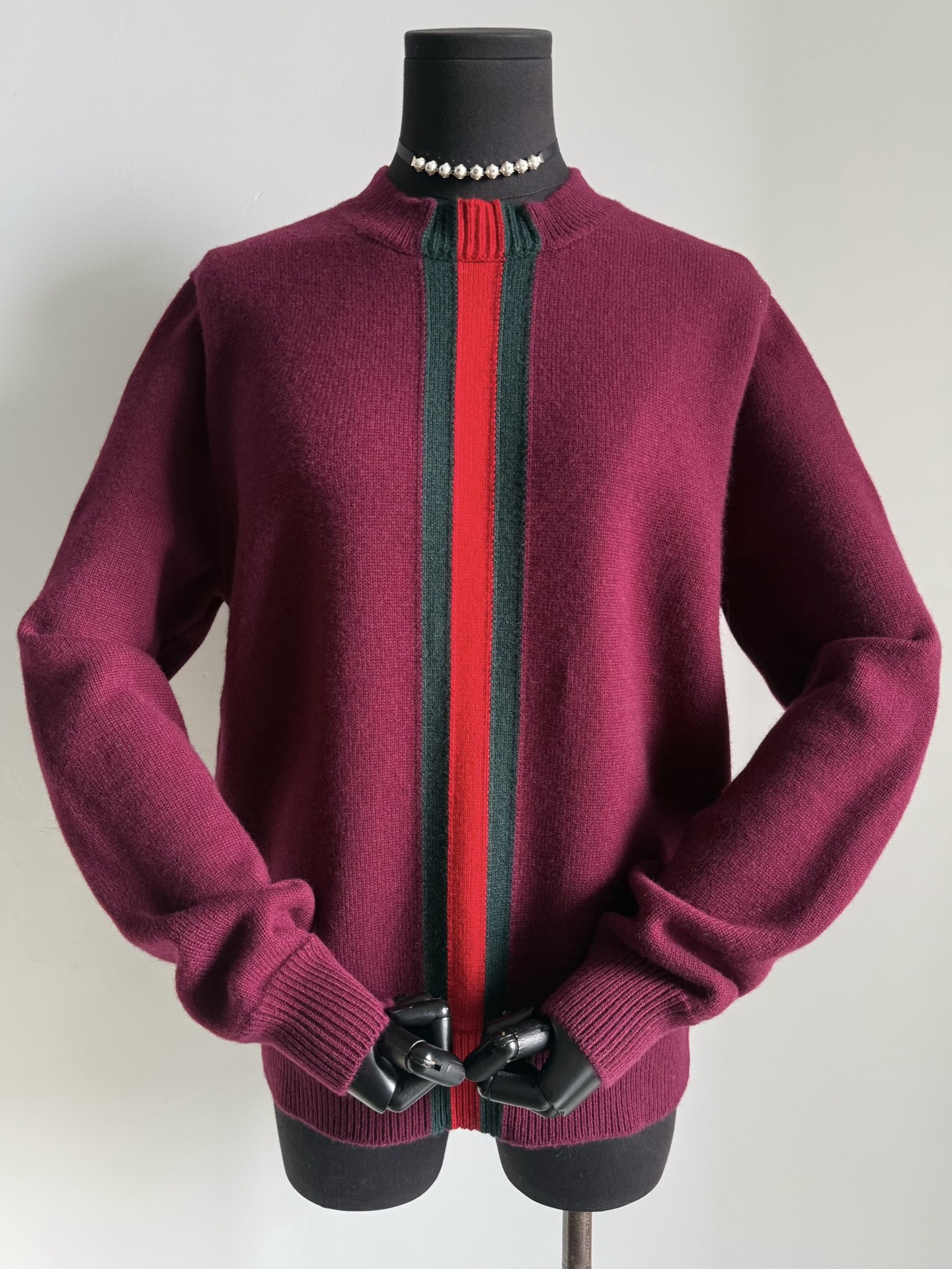 NO:735123,Detailed picture of watch strap series · burgundy crew neck sweater. GG’s color palette is really too stable. Be sure to buy the woolen wool that is custom-dyed by yb bag cylinder when I buy it. Colored items must be of top quality. Such contrasting colors are not only high-end, but also make people look radiant. It’s the end of the year, and the first impression of this kind of sweater is that “I made a lot of money this year”,,sweaters,19860909表带系列·酒红色圆领毛衣细节图 GG的调色盘真的太稳了 认准我家买入yb包缸定染的羊毛毛料 有颜色的单品一定要买顶级品质. 如此撞色不仅一眼高级 上身更是衬得人容光焕发 年底了,这种氛围毛衣备起来 给人第一印象就是“今年赚了不少”,,sweaters,,Women's clothing