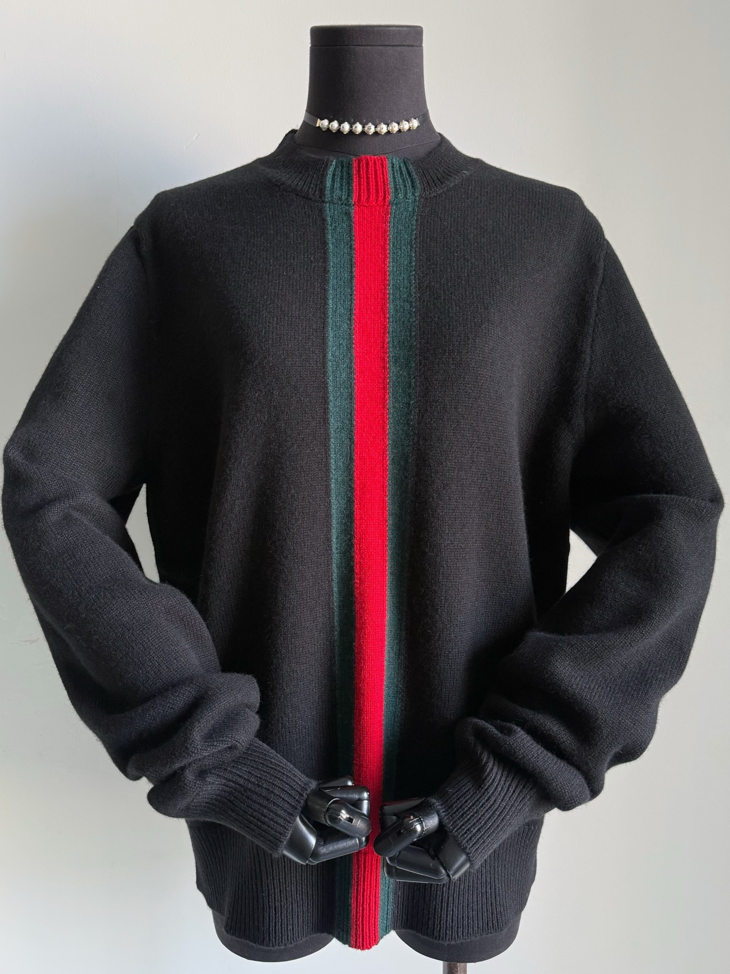 NO:735622,It's been a long time since I've been so excited about GG's new products. I bought a lot of this year's watch strap series. I believe in my aesthetics. It's a must-have series for spring. It incorporates the old-money style of everyday practicality. Although there is no obvious logo, it is enough to show the VIP charm of the brand ~~ The custom-woven and dyed wool is soft and delicate. The layered weaving method is not ordinary at all. You can see the inclusiveness and drape of the pattern. It is really much more advanced than the full logo. Available in three colors: black, red, off-white.  One that can be shared with family members,19860909很久不为GG的新品如此心动 今年表带系列我买了不少 相信我的审美,开春必火的系列 融入日常实穿主义的老钱风 虽然无明显logo 却足以彰显品牌vip魅力 ~~ 定织定染的羊毛毛料,柔软细腻 富有层次感的织法一点也不普通 看得到版型的包容性和垂坠感 真心比满logo高级多了. 黑色 红色 米白色三色可选 可以和家属共享的一件,,,Women's clothing