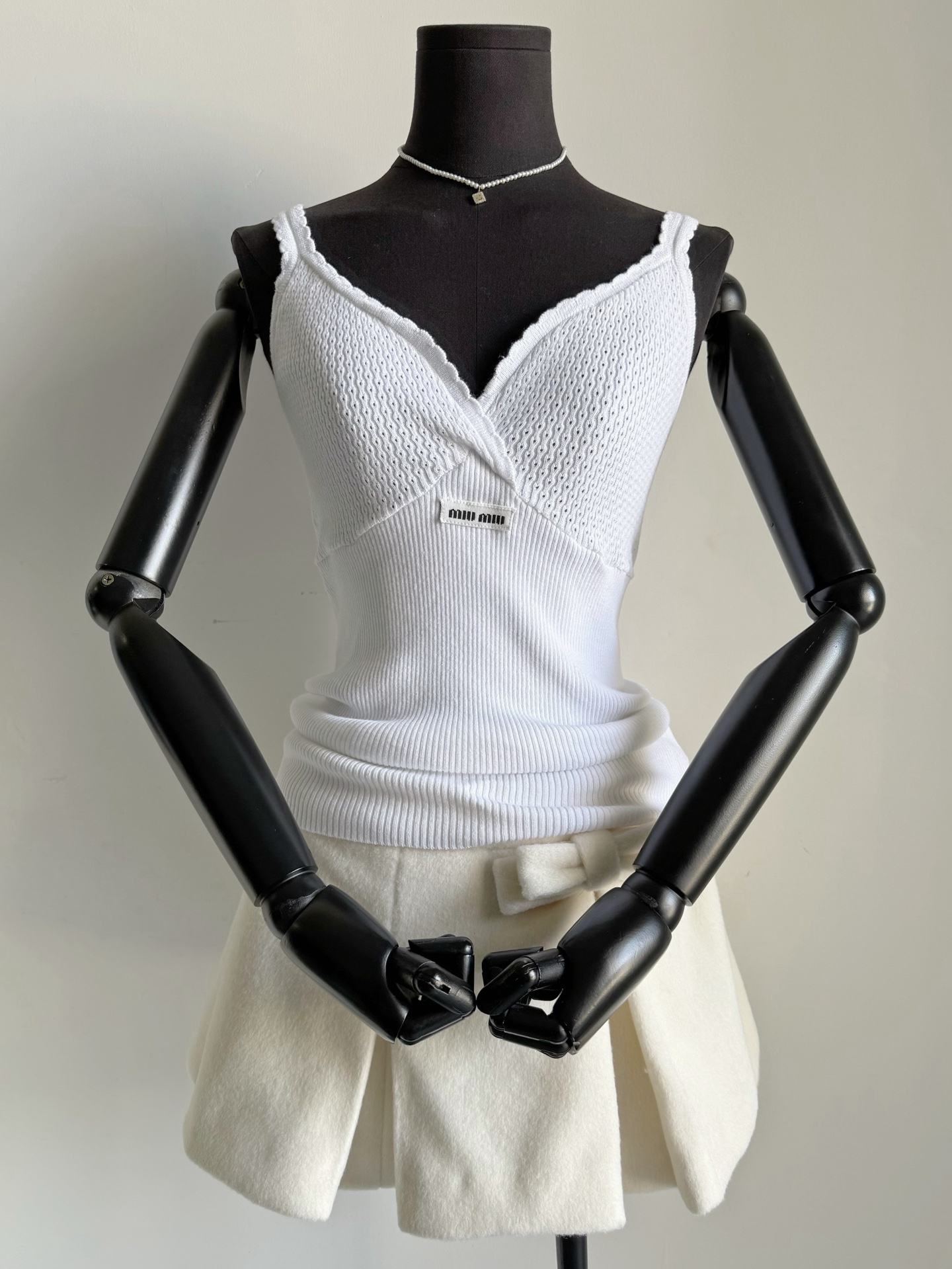 NO:736019,Miu girl's gospel knitted vest in white has been reordered for more than 6 times and still not enough to be shipped. New and old customers have been adding orders!! This time we have also added a new limited edition red color to meet your various outfit needs at the end of the year ~~ It is enough to prove how easy it is to wear. It is made of custom-woven and dyed pure cotton knitted fabric with elasticity. The new version of the hollow weave is well spliced and has just the right amount of skin exposure. The upper body can beautify the figure infinitely.  A circle of small lace jacquard hemming makes the girl full of heart,,miumiu,19860909miu女孩的福音针织背心 白色陆续补单了6次以上还不够发 新老顾客都一直在加单的款 !! 这一次我们还新增了限定正红色 满足年底你的各种穿搭需求 ~~ 足以证明它有多好穿 定织定染纯棉质针织面料,有弹力 镂空织法全新版型拼接得当 恰到好处的露肤度 上身无限美化身材 一圈小花边提花包边少女心满满,,miumiu,,Women's clothing