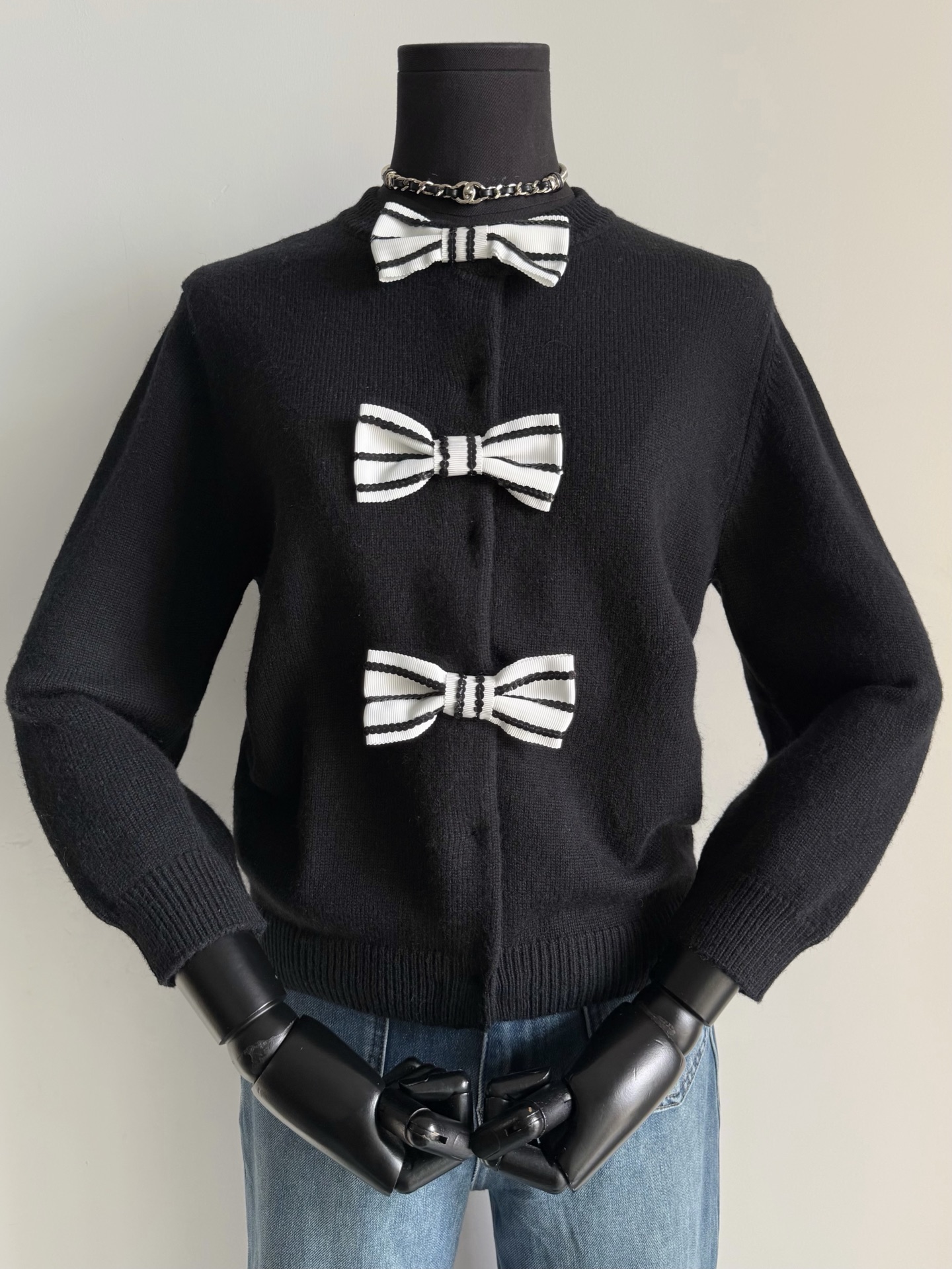 NO:735997,I was amazed by Jolin Tsai’s private trip to Paris. The female star not only maintains her aesthetic well, but also looks amazing. A bow cardigan brings her beauty to a new level!! There is no doubt about the style and appearance. What needs to be emphasized is the design of the mid-sleeves. It is more elegant and slimmer than ordinary cardigans. It can be paired with jeans/skirts/knitted pants to meet different outfit needs, skirts, jeans,19860909被蔡依林巴黎私服之行惊艳到 女明星不仅保养好审美也绝了 一件蝴蝶结开衫,美出新高度 !! 版型和颜值毋庸置疑 需要强调的是中袖的设计 比普通的开衫更加优雅显瘦 可搭配牛仔裤/半裙/针织裤 满足不同穿搭需求,,skirts,jeans,,Women's clothing