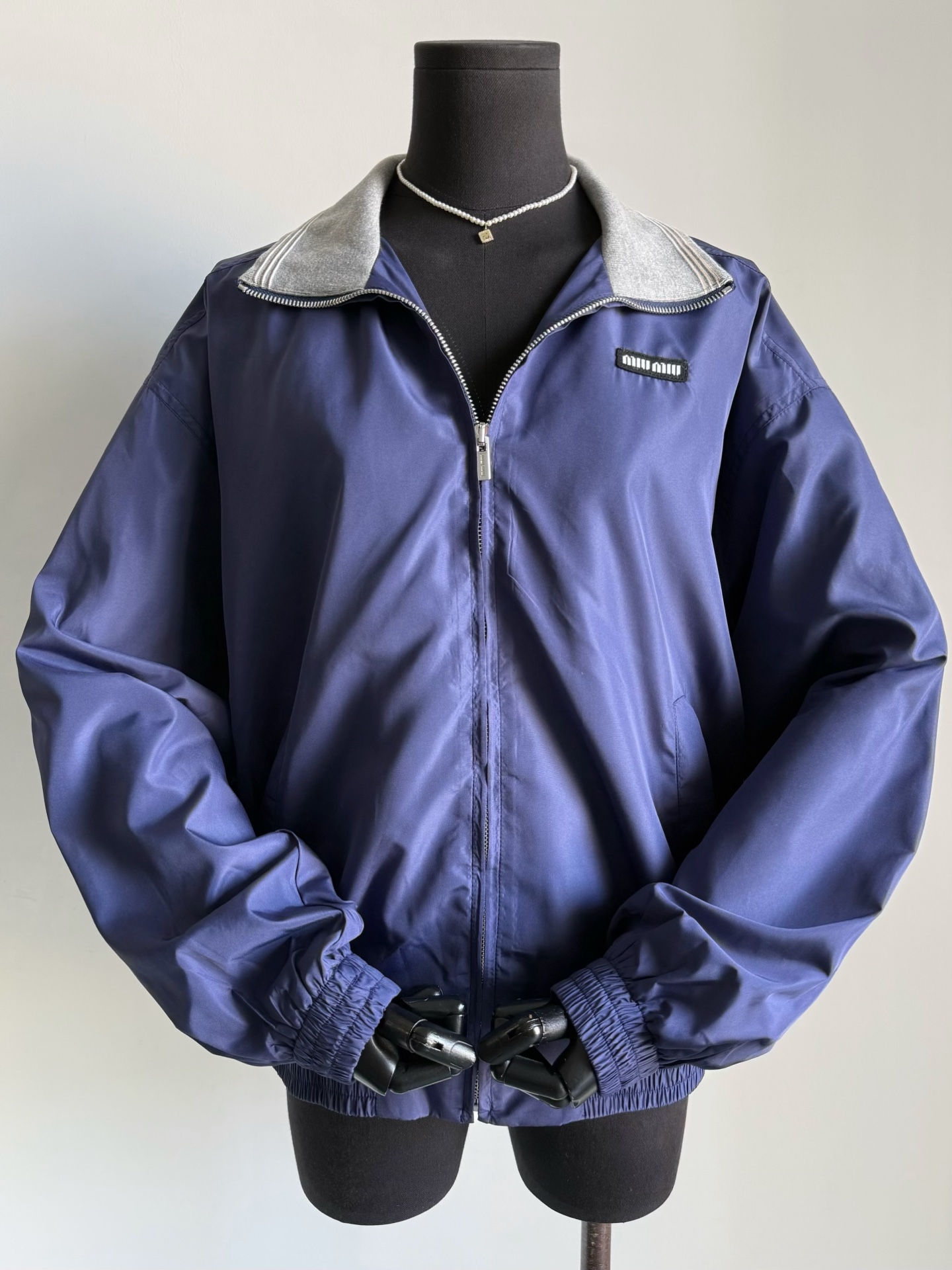 NO:736416,An easy-to-wear-it-all-season jacket. Miu’s exquisite practicality. Everyone who has tried it has fallen in love with it!! It can be worn from early spring to late autumn. It is windproof/sunproof/warm-proof. It is a cost-effective small jacket that can be used in many occasions. yb consistent recycled fiber. Comfortable and breathable mesh lining on the inside. Small details of spliced knitted polo lapels. It can be worn casually for outdoor sports or daily outings. It is a stress-free item, miumiu,jackets &  coats,19860909轻松穿回本的一件四季外套 miu的精致实穿主义 尝试过的都一发不可收拾爱上 !! 从早春穿到晚秋都没问题 可防风/可防晒/可保暖 多场合利用的一件性价比小外套 yb一致的再生纤维 内里舒适透气网眼内衬 拼接针织polo翻领小细节 户外运动或者日常出街,随意搭配 都让人没有压力的一件单品,,miumiu,jackets & coats,,Women's clothing