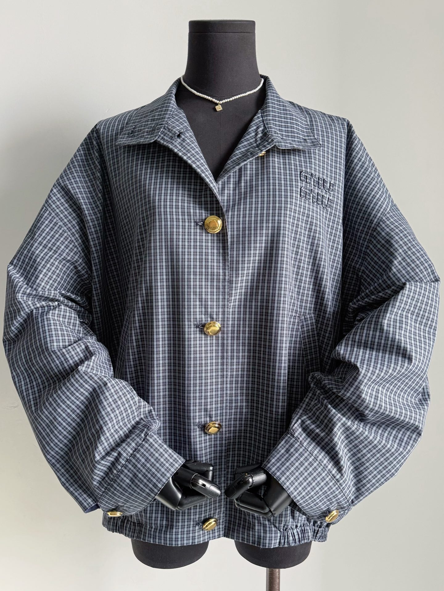 NO:736384,A set of plaid miu that Liu Haocun was crazy about planting had to add chicken legs to the workers. The end of the year is coming to an end, but it is still produced by heavy industry. I will give you the treatment of vvvip in the cabinet!! Different from the light and thin versions on the market, my home is a real coat. Customized original color pure cotton plaid fabric. The feel and tone are exactly the same. In order to restore the original model, enough materials must be added. yb mold opening heavy metal buckle three-dimensional patch embroidery logo  Including the customization of the lining and the wide feel of the pattern, you can only understand its heavy craftsmanship after you get it, miumiu, jackets & coats,19860909被刘浩存疯狂种草的一套格纹miu 不得不给工人们加鸡腿 年底临近收尾,仍然重工出品 给你们柜子vvvip的待遇 !! 区别市面轻薄版本,我家是真正的外套 定制原色纯棉织格纹面料 手感和色调是1模1样 为了还原版型必须加足用料. yb开模重工五金扣 立体贴布刺绣logo 包括内衬的定制,版型的阔感 都只能是入手了才懂它的重工,,miumiu,jackets & coats,,Women's clothing