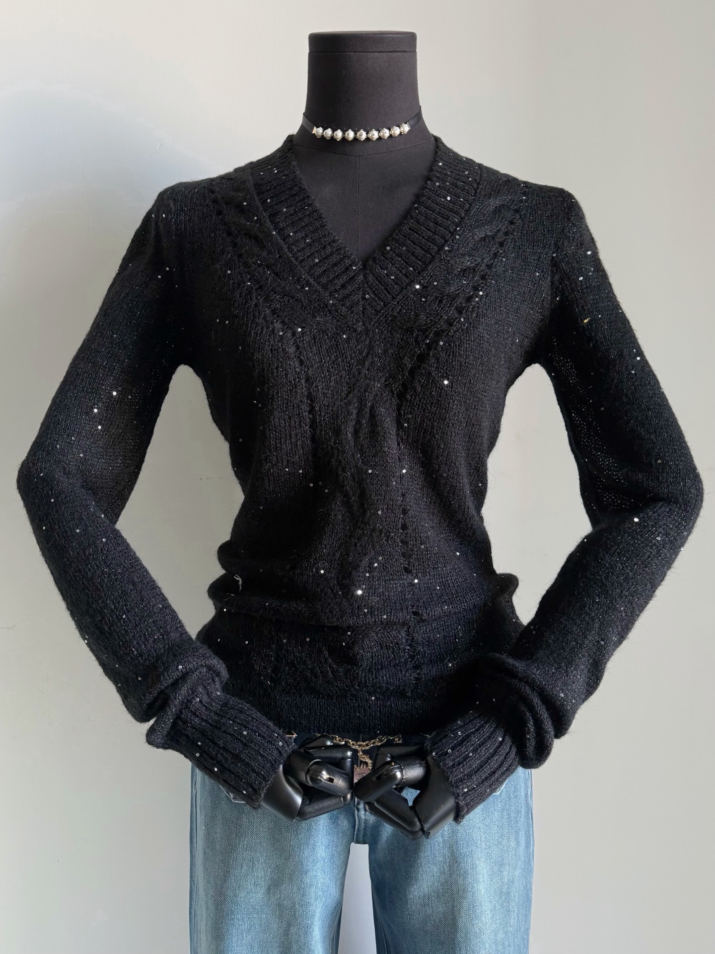 NO:736814,A collection of beautiful items that combine comfort and good looks. The three colors are really irresistible and are now available for you!! A base sweater that can be worn underneath or worn alone. It looks simple, but in fact it has small details. Custom-woven and dyed wool blended with mulberry silk fabric. Ultra-complex hollow weaving and slim fit. It took seven or eight adjustments to be satisfied. The hem is embellished with finely embroidered bees. It is minimalist yet exquisite and bright with small details.  Can be worn from spring to summer,,sweaters,19860909集齐了舒适度和高颜值的绝美单品 三个颜色实在无法抗拒 直接一起给你们出啦 !! 可以内搭可以单穿的打底毛衣 看似简约,实则很有小细节 定织定染羊毛毛料混纺桑蚕丝面料 超复杂的镂空织造,修身版型 调整了七八次才满意 下摆精细刺绣小蜜蜂点缀 极简又不失精美璀璨小细节 开春到夏天都能穿,,sweaters,,Women's clothing