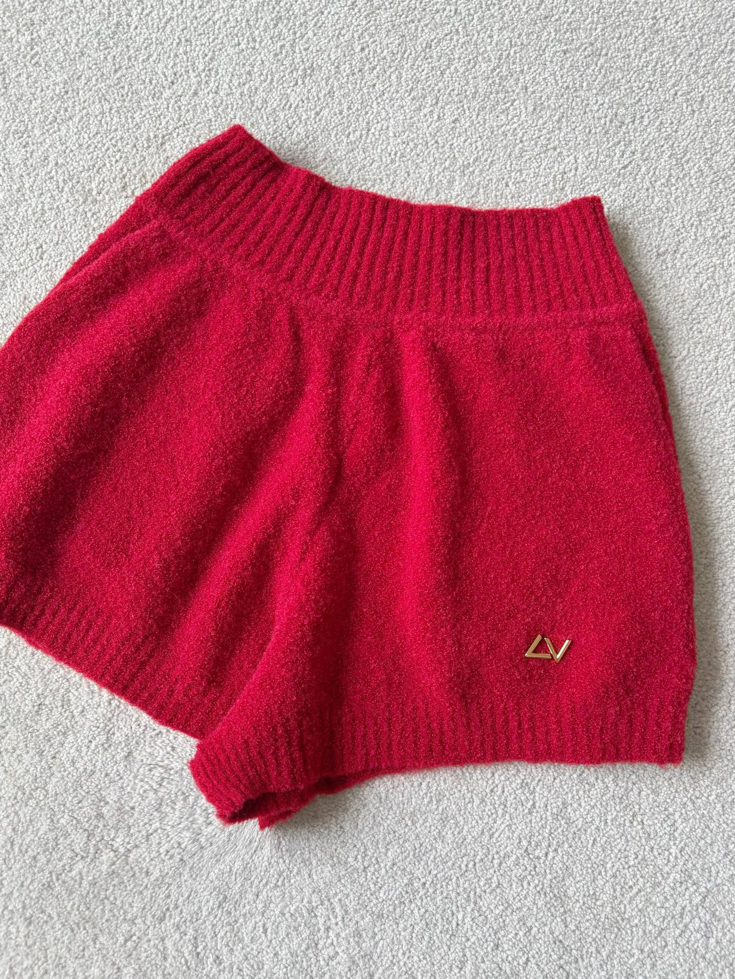 NO:737161,Detailed picture of red knitted shorts. In addition to the custom-woven and dyed sheep wool, the texture and feel are restored. The three-dimensional weaving A-line slimming version beautifies the proportions, making the legs slimmer and longer. It is recommended to collect it with the series of three-piece cardigan and vest sets. Stay at home or go out at the end of the year, it is low-key and luxurious.,shorts,19860909红色·针织短裤细节图 除了定织定染的绵羊毛毛料之外 肌理感和手感都还原 立体织造A字显瘦版型 美化比例,显瘦显腿长 推荐和系列开衫背心三件套一起收 年底宅家或者出行,都低调奢侈,,shorts,,Women's clothing