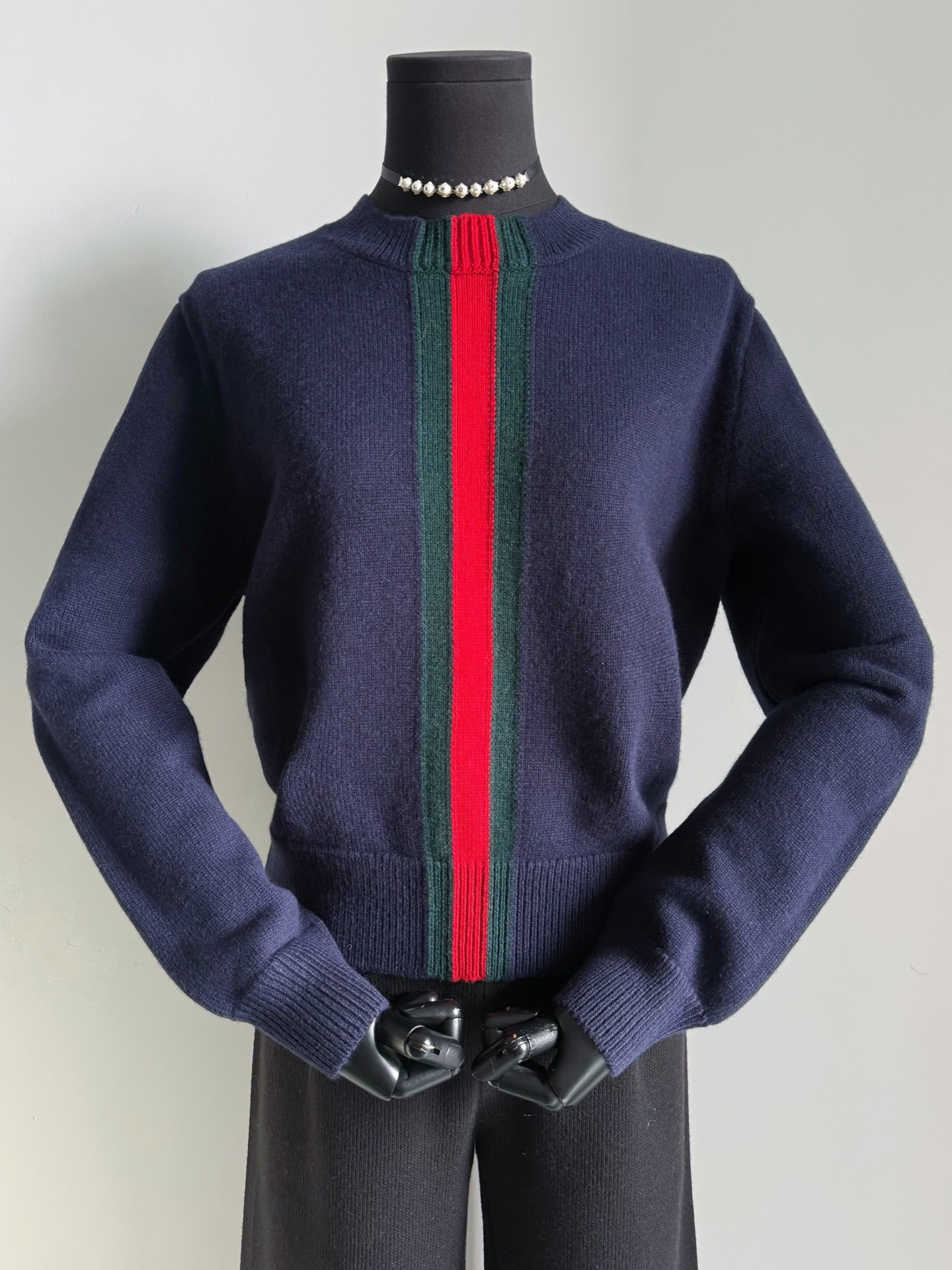 NO:748564,Update the GG watch strap series, dark blue. Pay attention to distinguishing every color in my family. I bought it with a lot of money and yb developed unambiguously. The dark blue of the cabinet is a women's model, so it is shorter. Many people on the market look at the pictures to make patterns. These details are all visible at a glance!! The custom-woven and dyed wool is soft and delicate. The layered weave is not ordinary at all. You can see the inclusiveness and drape of the pattern. It is really much more advanced than the full logo.  Minimalist and classy, whether worn alone or layered, this sweater will remain a classic in your wardrobe for three or five years.,sweaters,19860909更新GG表带系列·深藏蓝色 注意区别我家每一款每一个颜色 都是重金买入yb开发不含糊 柜子深藏蓝是女款,所以短一些 市面很多人都看图打版 这些细节都一眼jia !! 定织定染的羊毛毛料,柔软细腻 富有层次感的织法一点也不普通 看得到版型的包容性和垂坠感 真心比满logo高级多了. 极简有档次不论单穿还是内搭 这种毛衣在衣橱随便三五年都经典,,sweaters,,Women's clothing