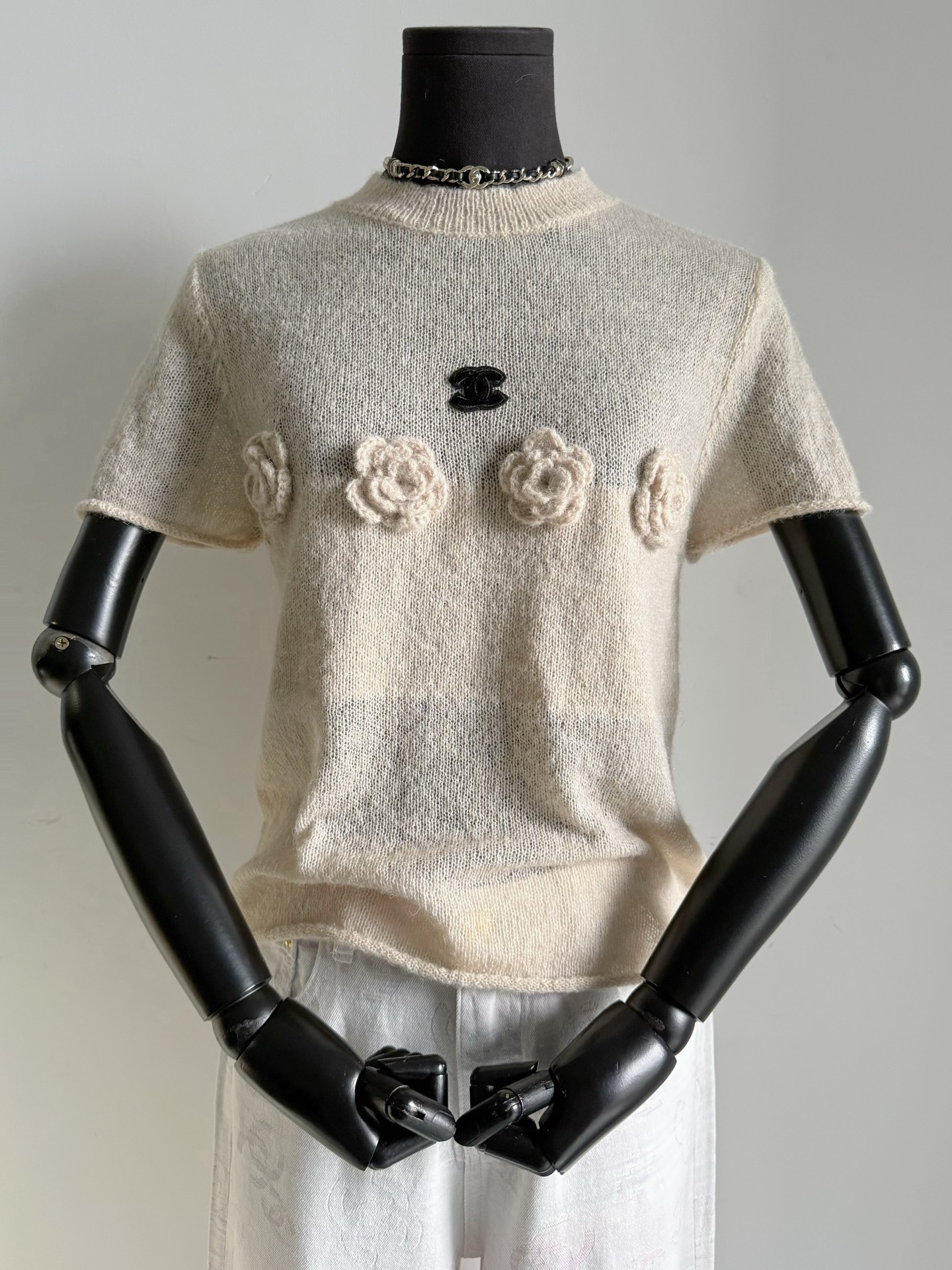 NO:740475,The vintage fragrance of private servers can be felt through the screen ~~ It can be worn from early spring to late autumn and can be easily controlled in summer. It is a beautiful knitted tee that can be easily worn back to its roots. Custom-woven wool blended nylon wool is light and soft. The thin and transparent weaving method does not look cheap. In fact, the craftsmanship requirements are even higher. The super three-dimensional camellia jacquard details of the same color are enough. A small double C embellishment is enough. Good aesthetics and no need to worry about matching clothes.  Wear the lower body with jeans/casual pants/shorts, shorts, jeans,19860909私服自留的vintage中古香 隔着屏幕都感受得到精致感 ~~ 从早春可以一直穿到晚秋 夏天也能轻松驾驭住 轻松穿回本的绝美针织tee 定织羊毛混纺尼龙毛料,轻薄柔软 薄而不透的织法不显廉价感 实则工艺要求还更加高. 同配色超立体山茶花提花细节 有一个小双C点缀就足以 好审美不用担心撞衫 下半身搭配牛仔裤/休闲裤/短裤,,shorts,jeans,,Women's clothing