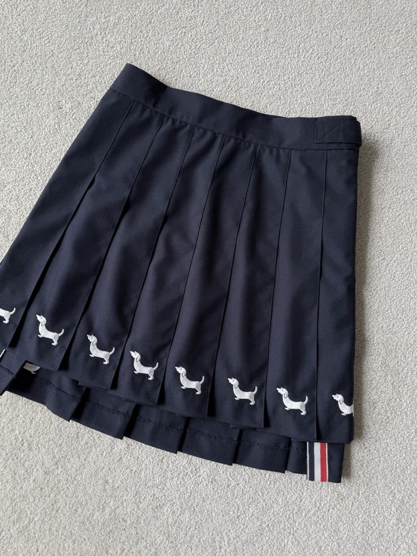 NO:748602,It is a treasure TB that has not been released for a long time!! But every product must be high-quality. The beautiful imported machine puppy embroidered pleated skirt can be said to be the king of all-round matching in spring and summer. Customized fine imitation wool suit fabric, pleated through high temperature + ironing process. The drape is stylish and the pleat details are just right. Three-dimensional tailoring, covering the hips and slimming, especially for women with fake crotch and wide hips. You can boldly try this skirt. You can go out on the street every day without restraint.  This high-quality pleated skirt is what my wife needs,,skirts,business suit,19860909是很久都没有出的宝藏TB !! 但凡出品必定精品 绝美的进口机器小狗刺绣百褶裙 可以说是春夏万能搭配之王. 定制精仿羊毛西装面料 经道道高温+熨烫工序压褶处理 垂坠有型且百褶细节恰到好处 立体剪裁,包臀显瘦 特别是针对假胯宽妈妈臀的这类身形 都可大胆尝试这条半裙 日常出街打卡无拘无束 这种高品质百褶裙太太太需要了,,skirts,business suit,,Women's clothing