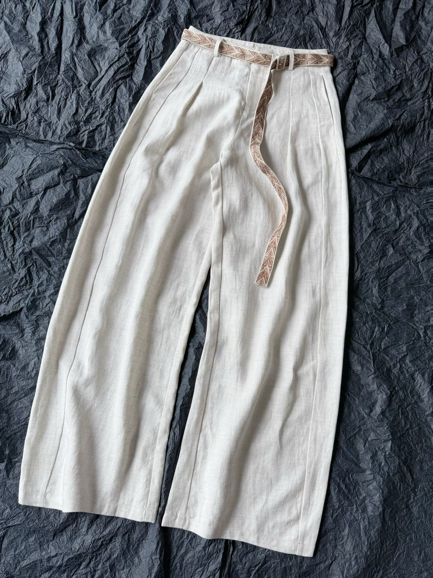 NO:749558,Before the temperature rises, we throw out our heavyweight trousers. You can feel the high-end and grandeur through the screen. It is not inferior to any four-digit BC or LP style. The more you love the infinitely recycled items. Customized imported Tencel blended linen fabric. You can see the texture and clear lines. It is perfect for daily life or commuting and vacation. The huge material determines the scimitar wide-leg version. Any imperfect leg shape is hidden ~~ The thickness is very suitable, and it can also be used as sun protection pants in summer. Each pair is delivered with the same fabric and exquisite texture belt  The first batch of good goods has been put into storage, and the order replenishment cycle is very long, loro piana,19860909等不到升温就甩出我们的重磅神裤 隔着屏幕都感受到高级和大气 不输四位数的bc或者lp任何款. 无限循环复穿越品越爱 定制进口天丝混纺亚麻面料 看得到肌理感,纹路清晰 无论是日常还是通勤度假都完美 用料巨大决定了弯刀阔腿版型 任意不完美腿型都被藏匿 ~~ 厚度非常合适,夏天也能当防晒裤 每条配送同面料精致纹理腰带 首批好货入库,补单周期很长,,loro piana,,Women's clothing