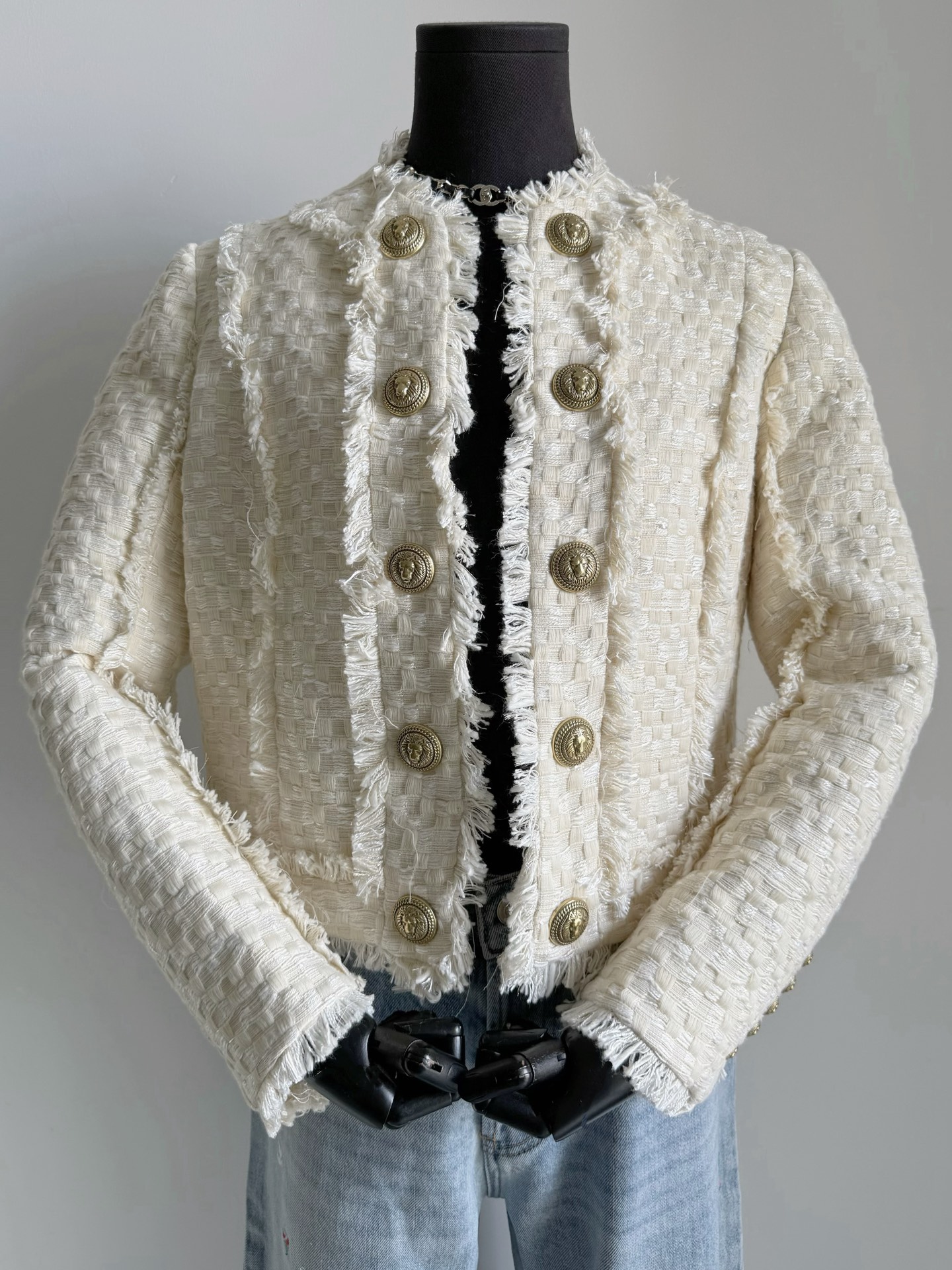 NO:749548,Regular customers know this BLM tassel jacket. We have received another large order from foreign trade channels, so we have added it. There is no doubt that the level of wardrobe collection is heavy. The texture of heavy weaving and artificial plucking. The tassel series is vividly restored!! The whole body of the garment is purely hand-pulled. You can see the density and tightness. The classic lion head solid buckle is heavy. Three-dimensional tailoring and fine sewing plate. A rare Barman boutique. Please be careful if you mind the hair loss!! Because of the craftsmanship requirements.  This kind of floating hair is completely normal, jackets & coats,19860909老顾客都懂这件BLM流苏外套 外贸渠道又接了个大订单,所以又补了 衣橱收藏级别毋庸置疑 重工编织肌理感,人工拔毛 流苏系列还原淋漓尽致 !! 衣身通体都纯手工拉毛处理 看得到密度和紧实感 经典狮子头实心扣,沉甸甸 立体剪裁精工缝盘 可遇不可求的巴曼精品 介意掉毛的慎入 !! 因为工艺需求 这种浮毛都是再正常不过了,,jackets & coats,,Women's clothing