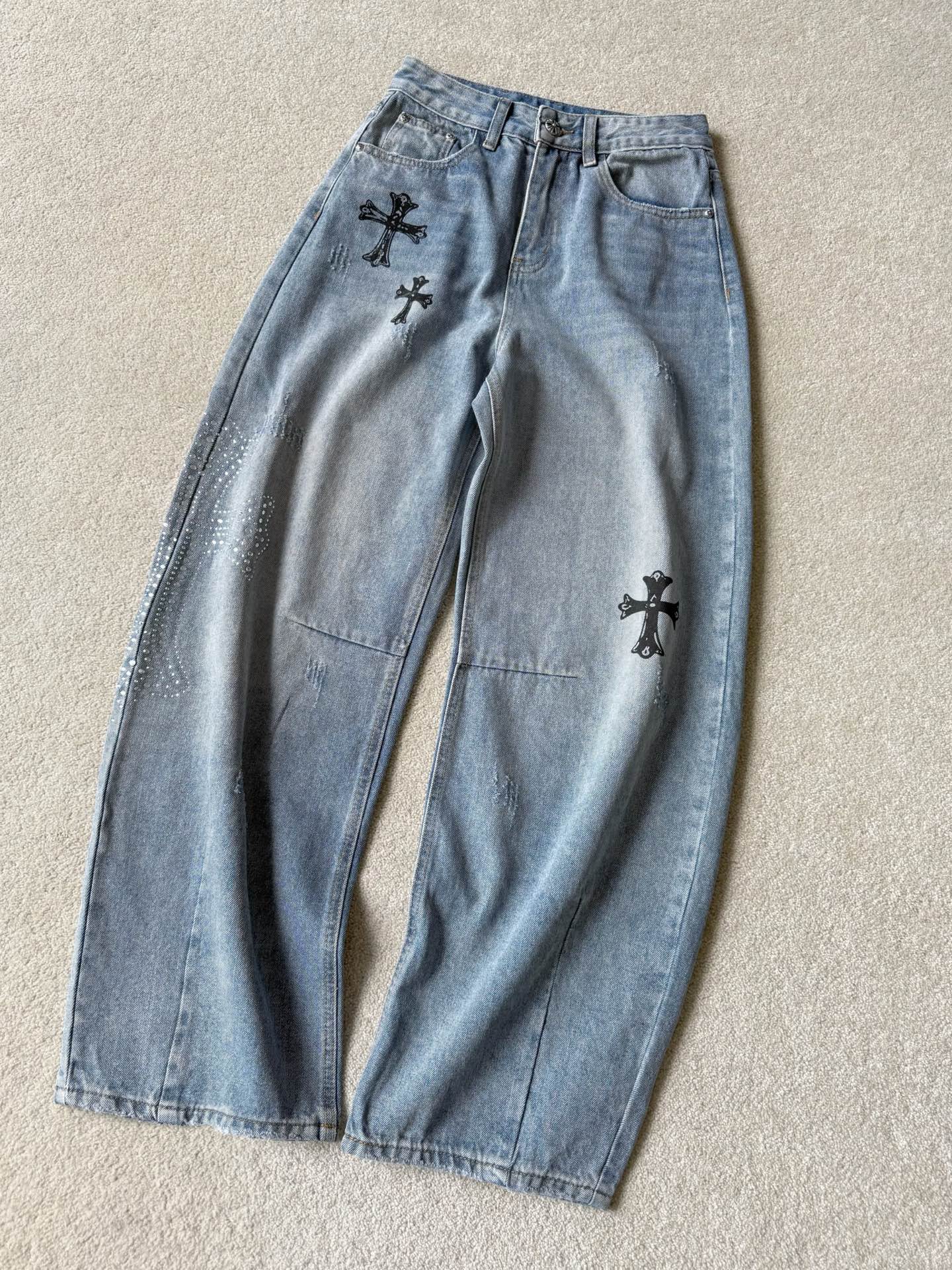 NO:749552,Recommended for personal use. You can see the excellent fit through the screen!! Give it a thumbs up to our regular customers. The cross-cut scimitar jeans with excellent fit. Anyone who has worn them will know that they hide the flesh and look slimmer. The custom-made denim with draped shape has been washed with environmentally friendly water and made old and white. The color is just right for spring and summer. The graffiti cross is decorated with hot-drilled cross. The layering and fashionable elements are rich ~~  Suitable for both fat and thin, a walk that brings wind,,jeans,19860909妥妥的自留款推荐 隔着屏幕都看得到版型的优秀 !! 给我们家老顾客们按头安利 版型绝佳的十字花烫钻弯刀牛仔裤 穿过的都懂,藏肉显瘦不在话下 定制垂坠有型的牛仔棉 经过环保洗水做旧,高级泛白 颜色恰到好处春夏氛围满满 涂鸦十字花搭配烫钻十字花的点缀 层次感和时髦元素都很丰富 ~~ 胖瘦皆宜,走路带风的一条,,jeans,,Women's clothing