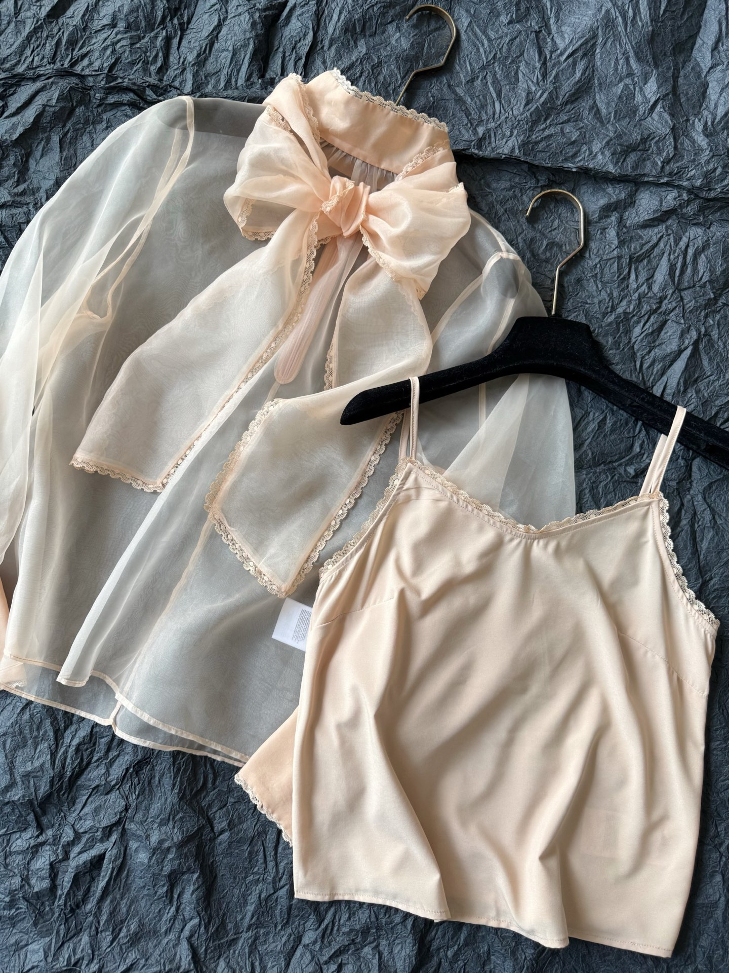 NO:749544,The beautiful Zimm style is also something I 'did' this year ~ The fairy-like two-piece shirt has just been put into storage. It is the fastest I have kept for myself. The custom-made 'breathing' silk fabric is very exquisite in detail processing. The saturation is adjusted multiple times to ensure the scene light. It is high-end and unconventional whether it is indoors or outdoors. It comes with a lace suspender belt of the same color as an inner outfit. It shows just the right amount of skin and has a subtle sense of sophistication. Whether it is worn daily or on vacation, it is a heartthrob.  !!,,shirts,19860909绝美Zimm风今年也是被我“搞”到啦 ~ 仙气飘飘的两件套衬衫 大货刚入库我自留最快的一次. 定制“会呼吸的”蚕丝面料 在细节处理上就非常考究工艺 多次调整饱和度确保场景光 不论在室内室外,它都高级不落俗 配送同色调的花边吊带作为内搭 恰到好处的露肤度 若影若现的精致感 不论日常还是度假穿它,都是万人迷 !!,,shirts,,Women's clothing