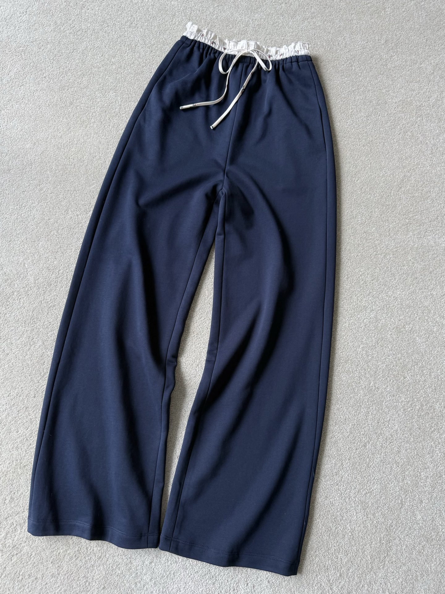 NO:749534,You all know Zhao Lusi’s ability to carry goods. The casual pants that have been sold out in the cabinet are full of praise from customers!! They look ordinary but are actually very unique. The custom-made deep navy blue large coil sweatpants fabric has a moderate thickness and can be worn all year round. The elastic waist is spliced with small floral flowers. It is casual and has a touch of cuteness. The range of tops that can be matched is also wider. It is durable, not out of shape, not easy to wrinkle, and does not deform.  The drape of the entire pair of pants can last forever ~~,,19860909赵露思的带货能力你们都懂 柜子被一扫而空的休闲裤 入手的顾客都是赞不绝口 !! 看似普通实则非常有特点 定制深藏蓝大线圈卫裤面料 厚度适中,一年四季都可穿到 松紧腰拼接小碎花 休闲的基础上又多了一丝可爱 可搭配的上衣范围也更广了. 经久耐穿 不走样 不易皱 不变形 整条裤子的垂坠感可一直延续 ~~,,,Women's clothing