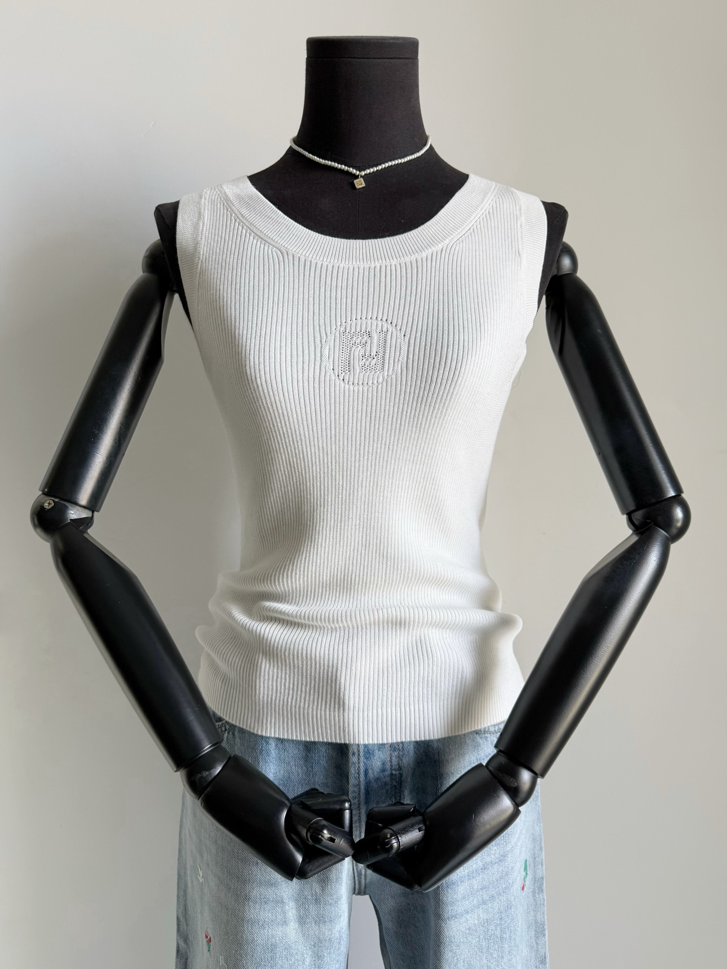 NO:749522,After making clothes for a long time, I fell in love with this high-end tone. The longer I wear it, the more I love it. No matter whether it is worn as an inner layer or worn alone in the summer, this kind of vest can never be too little and not too much ~~ Custom-woven and dyed mulberry silk and wool blend processing. High-cost 18-needle technology. The threads are elastic and soft against the skin. Suitable for close-fitting and unrestrained wear. The simple and high-end FF jacquard on the chest has obvious concave and convex feelings and is very finely processed. The 'work' vest hides the flesh and makes it slim.19860909做久了服装,就爱这种高级腔调 长期主义越品越爱的那一挂 不论当下内搭还是夏天单穿 这种背心只会嫌少不嫌多 ~~ 定织定染桑蚕丝毛料混纺处理 高成本18针工艺 螺纹弹力十足,亲肤柔软 适合贴身穿无拘无束 胸前简约又上档次的FF提花 凹凸感明显,处理很精细 “工”字背心藏肉显瘦不在话下,,,Women's clothing