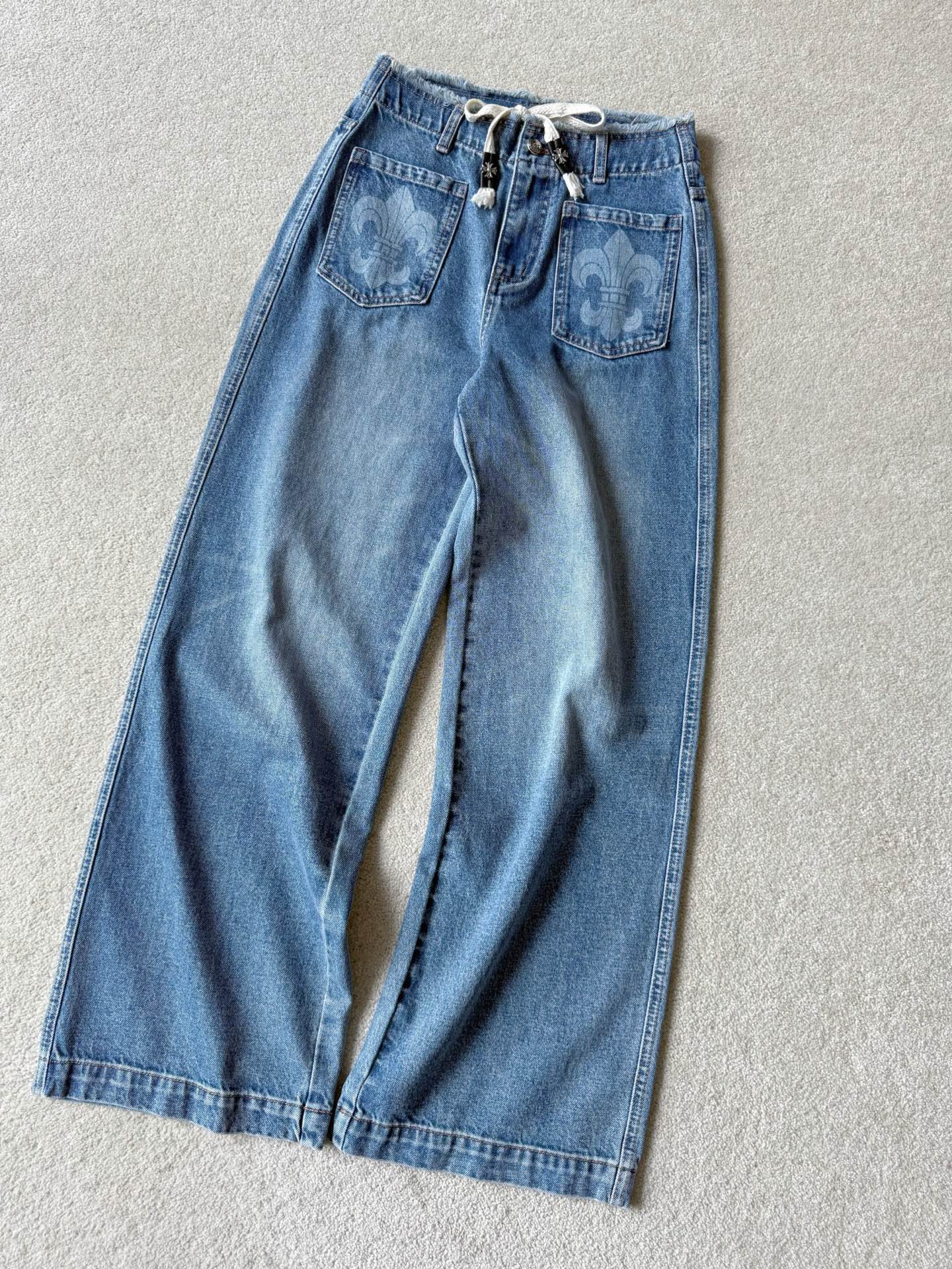 NO:749516,My famous trousers continue to be produced with such quality and speed, we must add drumsticks to the workers. The first batch of good products are recommended to new and old customers!! For all kinds of imperfect leg shapes, you can boldly try this straight trousers style. While beautifying the proportions, it hides the flesh and makes you look slimmer. But you will love it when you wear it ~~ True blue denim cotton, soft, comfortable and drapey. Permeable Sanskrit printing without glue. Equipped with genuine leather logo drawstrings and old hardware buckles. Can match all your tops!!,,19860909我家口碑款神裤继续出 这品质和速度,必须给工人们加鸡腿 首批好货推荐给新老顾客们 !! 各类不完美腿型 可大胆尝试这种直筒裤型 美化比例的同时,藏肉显瘦 但凡是穿上必定爱不释手 ~~ 正蓝色牛仔棉,柔软舒适有垂坠感 渗透型梵文印花无胶感 配备真皮logo抽绳,做旧五金扣 可搭配你的一切上衣 !!,,,Women's clothing