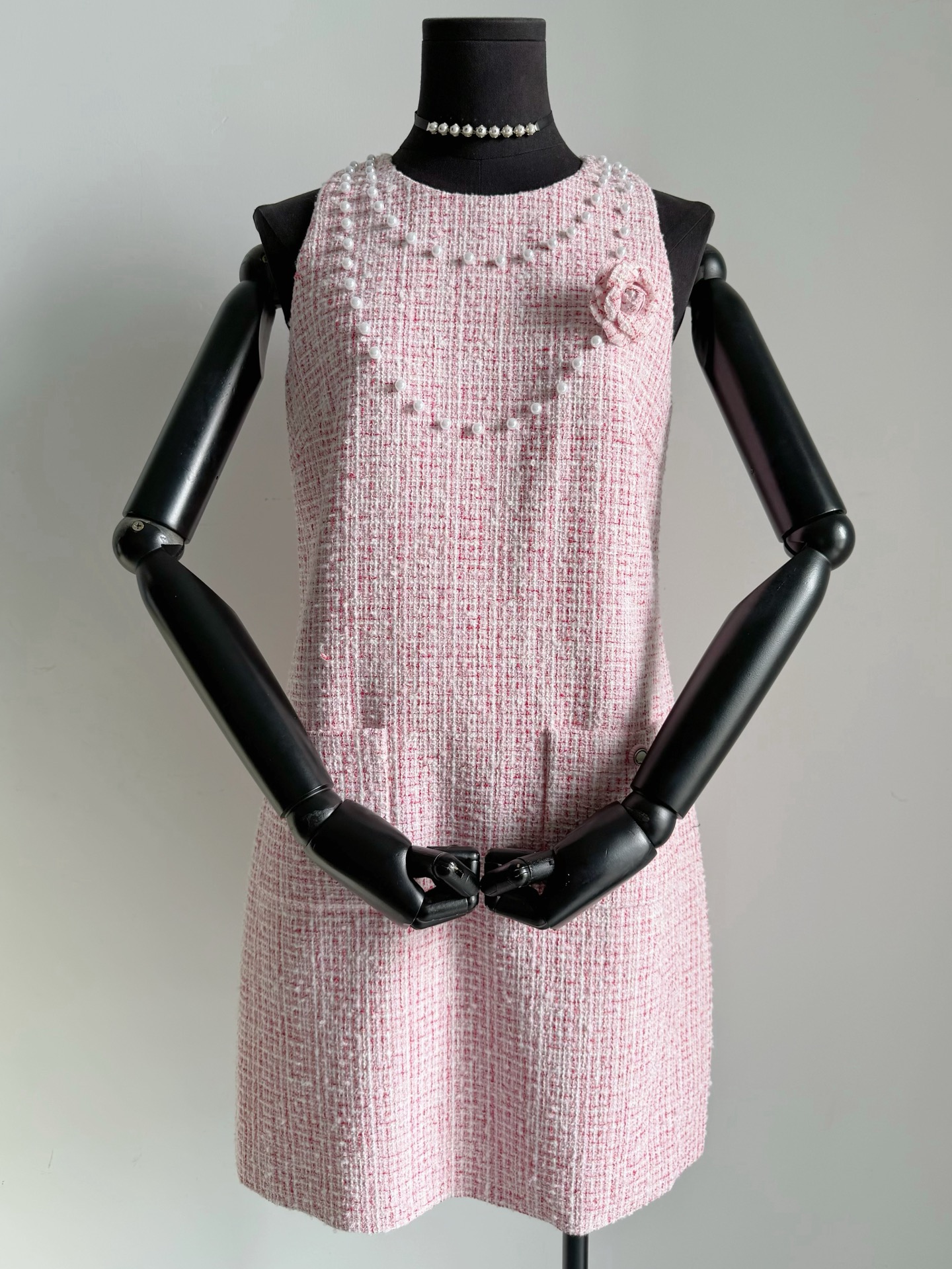 NO:749504,I can't help but look forward to it!! Beautiful fragrance, camellia tweed dress. This is my absolute favorite. I recommend everyone to be brave in the dress. Tailoring is really only experienced in person. No matter how powerful our copywriting is, you can understand the pattern yourself. Customized pink tweed fabric with super saturation, three-dimensional tailoring with wide shoulders and slightly nipped in waist. Hand-sewn carefully selected pearls, including three-dimensional camellia accessories.  It is also different from the small factories in the market. It is a world of difference. Skirts,19860909已经忍不住期待升温了 !! 绝美香风,山茶花粗花呢连衣裙 这一条妥妥的心头爱 我家连衣裙都推荐各位大胆上身 剪裁这方面真的只有亲身体会 不管我们文案多么强大 版型你们自己到手就能体会. 定制饱和度超正的粉色粗花呢面料 立体剪裁宽肩版型,略收腰 纯手工缝制精挑细选的珍珠 包括立体山茶花配件 也不同于市面小厂,天壤之别,,skirts,,Women's clothing