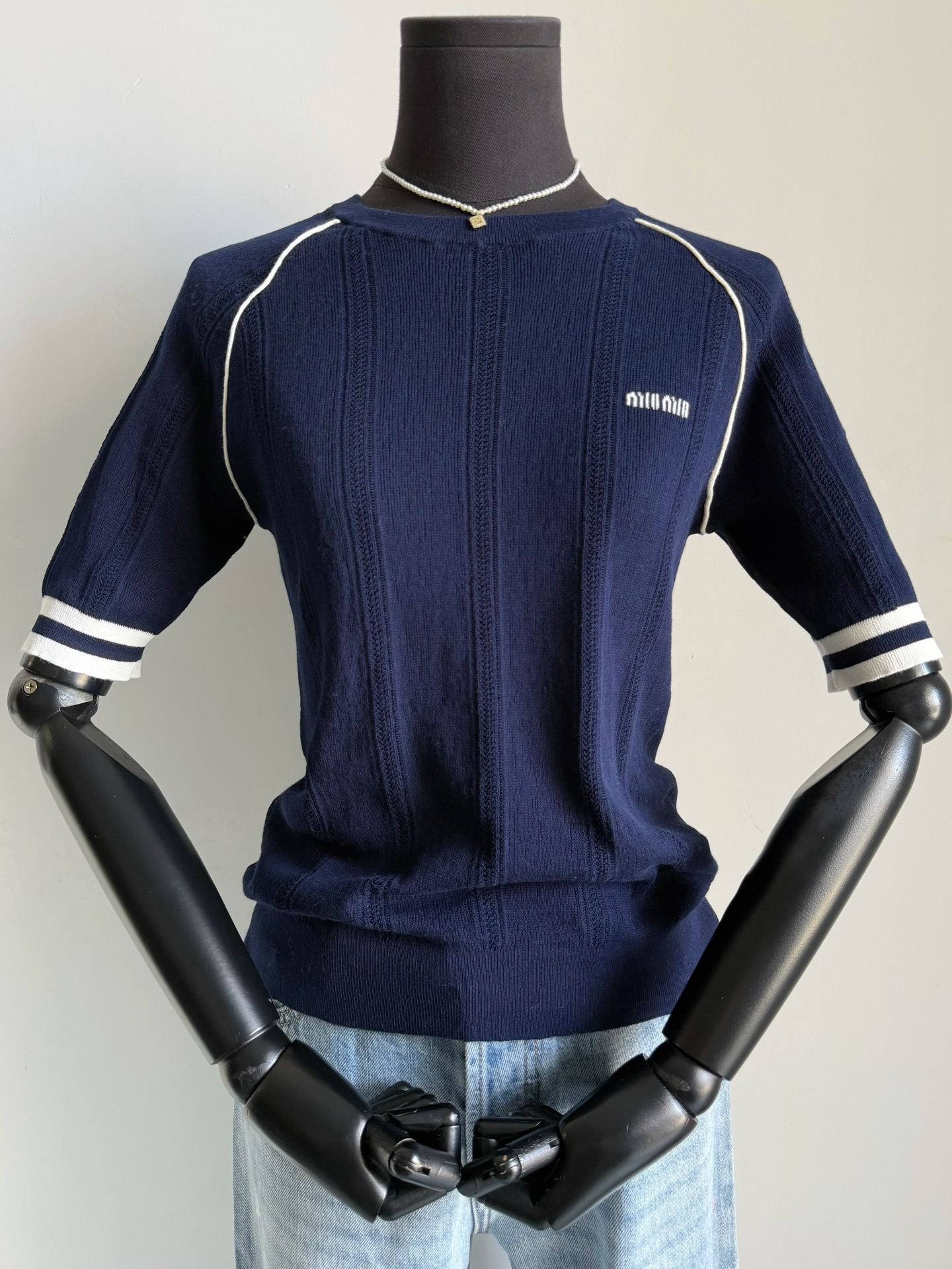 NO:750491,Summer is here, and we update the super easy-to-wear miu short-sleeved knitted sweater based on college style. Whether worn alone or layered, it can easily meet your daily dressing needs ~~ Our custom-woven and dyed dark blue wool is thin and not see-through, and has an excellent feel. The yb consistent hollow weaving method not only ensures breathability, but also has high elasticity. No need to consider the lower body, you can wear it as you like. It is a comfortable outing item in five minutes, miumiu, T-shirt,19860909夏日悠悠,更新超好穿的miu短袖 学院风为基础的针织小衫 不论单穿还是叠穿 轻松满足日常穿搭需求 ~~ 我们定织定染的深藏蓝毛料 薄而不透,手感绝佳 yb一致的镂空织法 不仅保证透气性,回弹性也在线 无需考虑下半身,任意搭 五分钟惬意出门单品,,miumiu,T-shirt,,Women's clothing