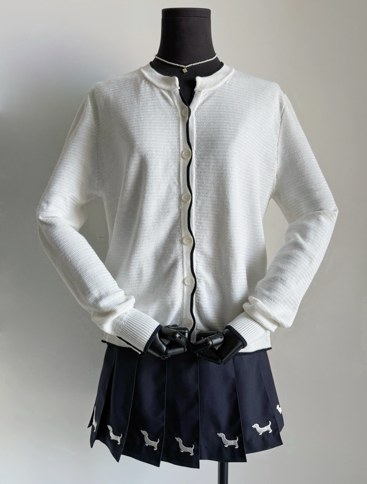 NO:750486,There is no reason to be addicted to TB this year. Not only the style is good-looking, but the quality is also stable ~~ Updated wavy wool knitted cardigan. It is made of custom-woven wool and has a fine knitted texture. It is comfortable to wear and not easy to deform. It can maintain the layering and wideness of the pattern for a long time. The weaving of the wavy cardigan is time-consuming and labor-intensive. The sewing plate also needs to be very delicate. It can be worn with pleated skirts for daily wear and suit pants/jeans for work and commuting. It is because there is no unnecessary design.  It is not a problem to wear it easily for three to five years.,,skirts,jeans,business suit,19860909今年沉迷TB不是没有理由的 不仅款式好看,品质也是稳稳拿捏 ~~ 更新波浪纹羊毛针织开衫 定织羊毛材质,针织纹理细腻 穿着舒适且不易变形 能长久保持版型的层次感和挺阔 波浪纹开襟织造耗时耗力 缝盘也需要相当精细. 日常穿搭配百褶裙 上班通勤搭配西装裤/牛仔裤 正因为没有一点多余设计 轻松穿个三五年不是问题.,,skirts,jeans,business suit,,Women's clothing