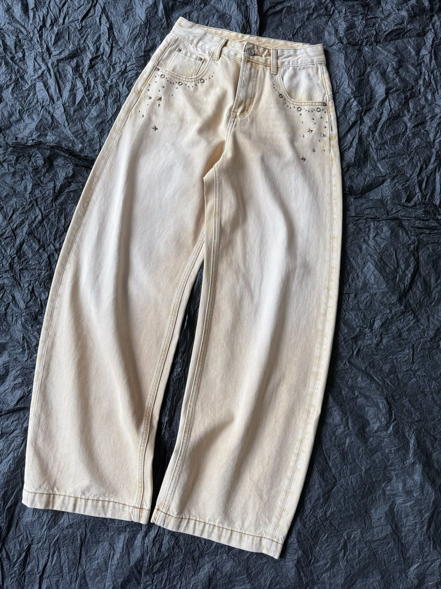 NO:750469,The 'King of Pants' continues to release his own jeans this month. It is still the most popular scimitar version. Anyone who has worn it knows that it can beautify the proportions and make the legs longer. I really like the color of the dyeing of the bag this time. It has the atmosphere of spring and summer ~~ It looks good with dark/light tops. The high-temperature ironing of the small hardware logo looks like stars and makes people fall in love with it. The overall old wash and hardware accessories are all made by my family.  The first batch of good goods will be shipped every day,,jeans,19860909“裤王”继续发布本月自留的牛仔裤 依旧是最受欢迎的弯刀版型 穿过的都懂,美化比例显腿长 这一次包缸定染的颜色我好爱 是春夏该有的氛围感 ~~ 搭配深色/浅色的上衣都好看 高温熨烫的小五金logo 视觉上如星光点点让人爱不释手. 整体的做旧洗水和五金配件 都是我家匠心出品 首批好货入库每天发,,jeans,,Women's clothing