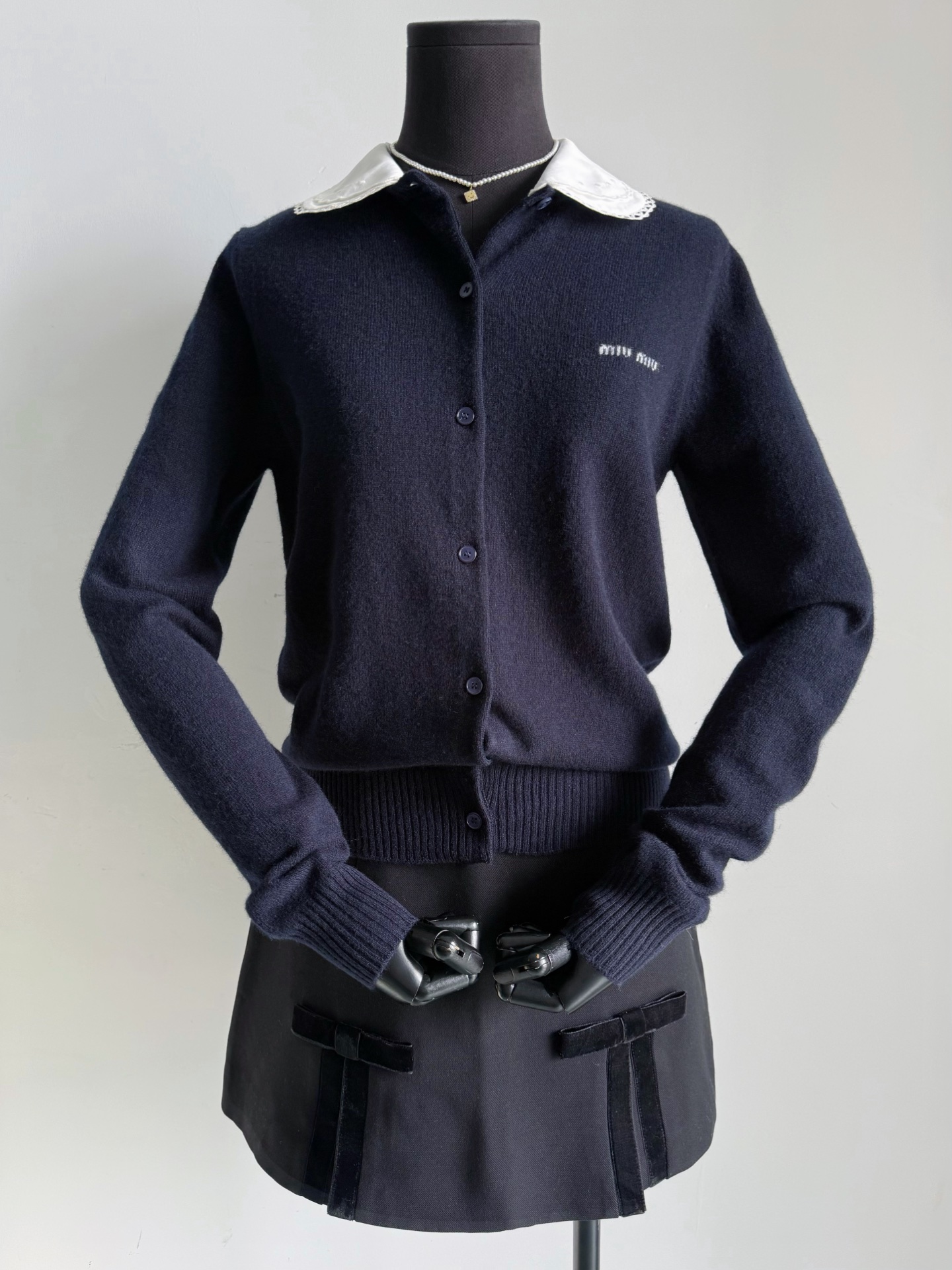 NO:750460,I know that many old customers are waiting for us to release this one. A detachable doll collar cashmere cardigan that solves the problem of layering. Miu, you are so good at designing!! Look for the cashmere wool that is custom-dyed in my home. The dark blue is just right and the saturation is consistent. The detachable doll collar pure cotton shirt fabric is also quite aesthetically pleasing when worn as a round neck cardigan. We have also released a series of gray knitted short sleeves. Please wait for updates ~~,,miumiu,shirts,T-shirt,19860909我知道不少老顾客都在等我们出这件 一件解决叠穿烦恼 可拆卸的娃娃领羊绒开衫 miu你也太会设计了 !! 认准我家包缸定染的羊绒毛料 深藏蓝恰到好处 饱和度都是一致的. 可拆卸的娃娃领纯棉衬衫面料 当成圆领开衫穿着 也是相当有好审美的 该系列灰色针织短袖我们也出 静等更新吧 ~~,,miumiu,shirts,T-shirt,,Women's clothing