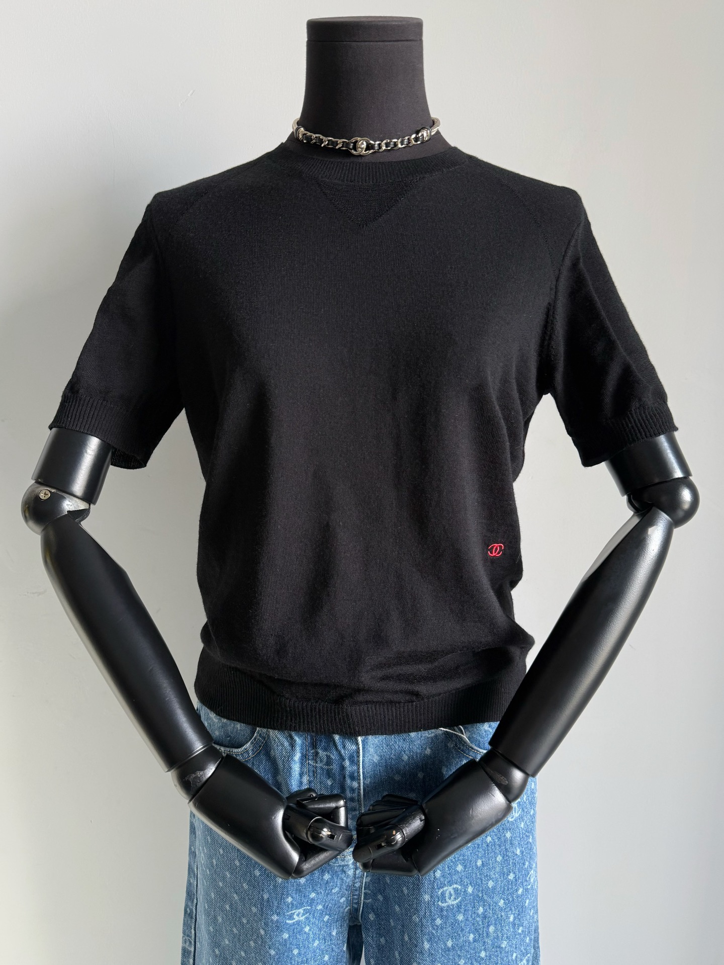 NO:751760,The absolutely ordinary 26P spring and summer knitted series has an attitude of 'pretend to be a pig and eat a tiger'. It looks simple, but in fact it hides many small details. The market is full of loopholes in the sincerity of picture-making ~~ The three colors are irresistible, so they are released together. I bought every color yb. The custom-dyed cashmere wool blended silk feels soft and waxy, and the skin-friendliness can reach the level of international baby fabrics. The front and rear seam plates have been adjusted seven or eight times, including the weaving method of the shoulders and sleeves.  You can use our details to compare. It is very different from the market version!!,,real silk,19860909绝不普通的26P春夏针织系列 有一种“扮猪吃老虎”的态度 看似简约,实则暗藏很多小细节 市面看图打版的真心漏洞百出了 ~~ 三色都无法抗拒,所以一起出 每一个颜色都买入了yb 包缸定染羊绒毛料混纺真丝 手感软糯,亲肤度可达国际婴儿织物级别 前后缝盘调整七八次 包括肩膀袖子的织法 你们可以拿着我们的细节去对比 和市面版本天壤之别 !!,,real silk,,Women's clothing