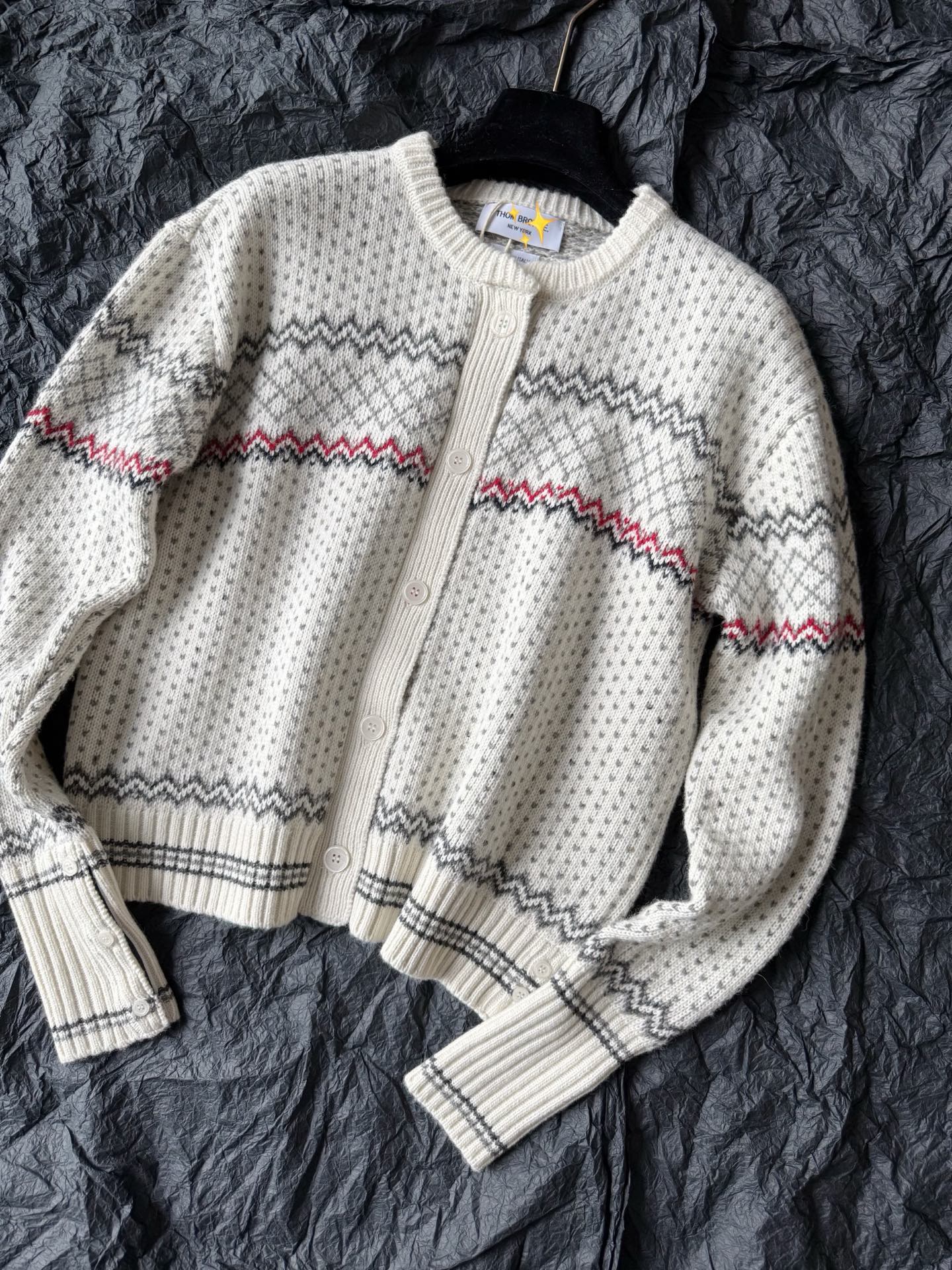 NO:751754,It is a favorite knitted cardigan that I treasure. It is a must-have for my long-term wardrobe!! Good aesthetics only for high-end TB players. Fair Isle jacquard series, sesame base jacquard. It has just the right balance of practicality and fashion. A variety of wool materials that are custom-dyed in a vat. The coarse knitting has rich texture and moderate thickness. It is best as a jacket in spring and autumn. The computerized flat knitting machine restores the Fair Isle pattern 1:1. Includes imported webbing on the placket and cuffs.  It has always been the basic standard in my home. Mi Xingbai is the first to be shipped, and the floral gray is waiting to be put into storage. You can also pick it up, jackets & coats,19860909是我珍藏的一件心头爱针织开衫 长期主义衣橱,必囤它 !! TB高阶玩家才有的好审美 费尔岛提花系列,芝麻底提花 实穿性和时髦感兼顾得刚刚好 包缸定染多种羊毛毛料 粗针织造富有肌理感,厚度适中 春秋两个季节当外套最佳 电脑横机1:1还原费尔岛图案 包括开襟和袖口部分的进口织带 一直都是我家的基础标配. 米杏白率先出货 花灰色静待入库中,也可以接啦,,jackets & coats,,Women's clothing