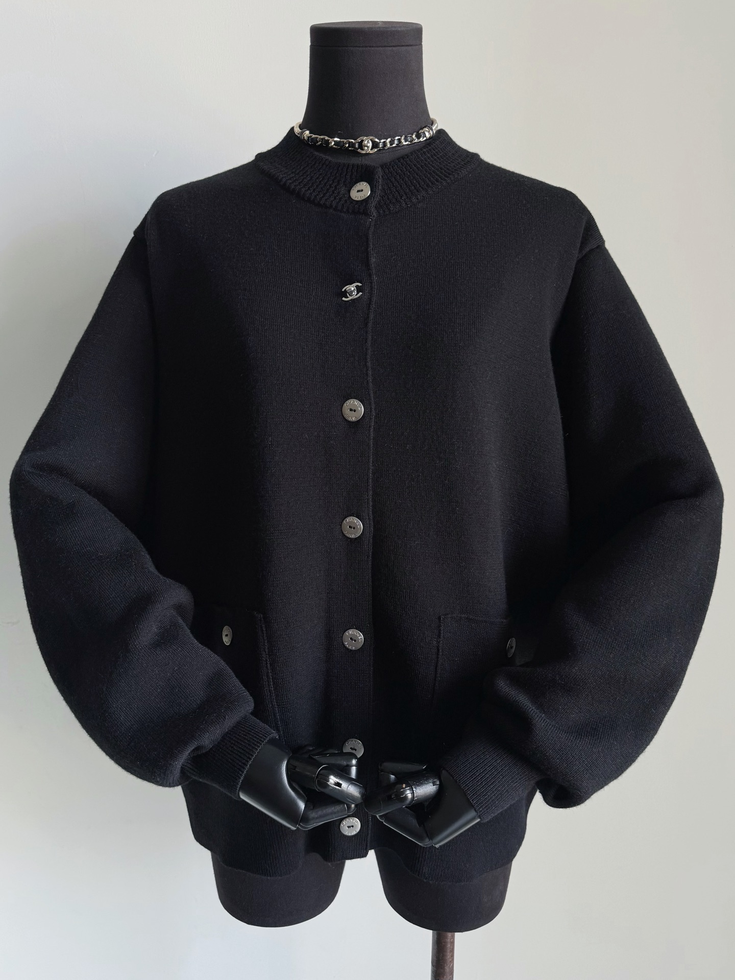 NO:752336,26P’s new season bag button cardigan jacket is a new upgrade in both fabric and style. Chane’s long-term wardrobe must stock it up!! Custom-woven and dyed cashmere wool, double-sided weaving. The cost is higher than ordinary cardigans, and it is quite thick. There is no pressure to get a coat in early spring and late autumn. Brand-new molded hardware buckles, including the essence of school bag buttons. The details of the seams between the cuts are really difficult to restore without yb reference. I need a higher version to identify the real shot of my home, chanel, jackets &  coats,1986090926P新一季的书包扣开衫外套 不论面料还是版型,都全新升级 chane的长期衣橱必囤它 !! 定织定染羊绒毛料,双面织造 比普通的开衫成本更高,颇有厚度 早春晚秋当外套get无压力 全新开模五金扣,包括书包扣精髓 裁片之间缝盘细节 没有yb参考真的很难还原 要高版本认准我家实拍,,chanel,jackets & coats,,Women's clothing