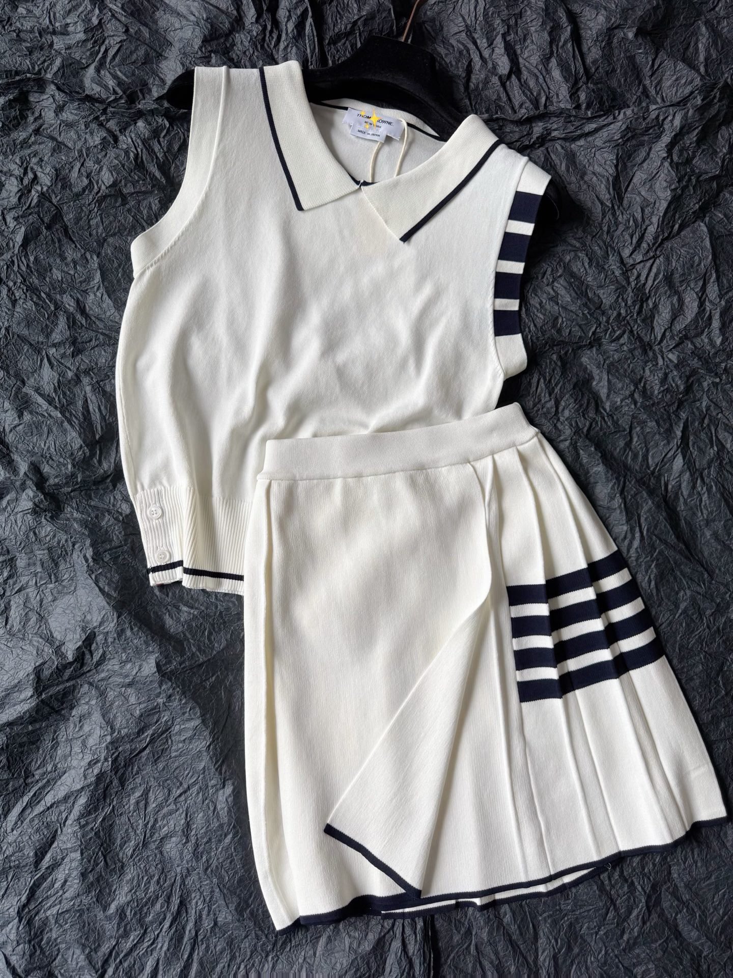 NO:752333,Matching knitted skirt·Real photos of details. Integrated into daily college style design. 14-needle imported STOLL machine. Made of high-quality imported cotton fabric. After specific classification on the spinning machine, impurities are cleaned, and then creped at high temperature and intarsia. The real thing has good gloss and smooth feel. The upper body effect is super good!!,,skirts,19860909配套针织半裙·细节实拍图 融入日常的学院风设计 14针进口STOLL斯托尔机器 采用优质进口棉面料 经过纺纱机特定的分类,清理杂质 再经过高温压绉加嵌花 实物光泽感好,手感光滑 上身效果超级好 !!,,skirts,,Women's clothing