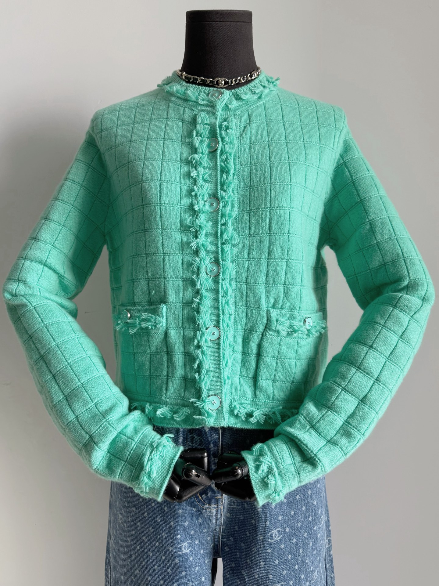 NO:752349,26P bought a lot of this one and I have a soft spot for this one ~~ It’s bright but not eye-catching at all. This is chane’s excellent color palette aesthetic. Another color that makes me “go to”. The saturation of the dyed wool is just right. High-quality cashmere weaving, three-dimensional checkerboard pattern, including hand-finished tassels and low-key hardware buckles of the same color. Perfect fit!! I can already imagine the relaxation and comfort of wearing it walking on the streets of Nanfang.,,chanel,1986090926P买了很多对这一件情有独钟 ~~ 鲜艳却一点也不打眼 这是chane绝好的调色盘审美 又一个让我“上头”的颜色. 包缸定染的毛料饱和度恰到好处 高品质羊绒织造,立体棋盘格 包括手工辅助完成的流苏边 和同色系低调五金扣完美契合 !! 已经可以想象穿着它 走在南法小街上的松弛和惬意了.,,chanel,,Women's clothing