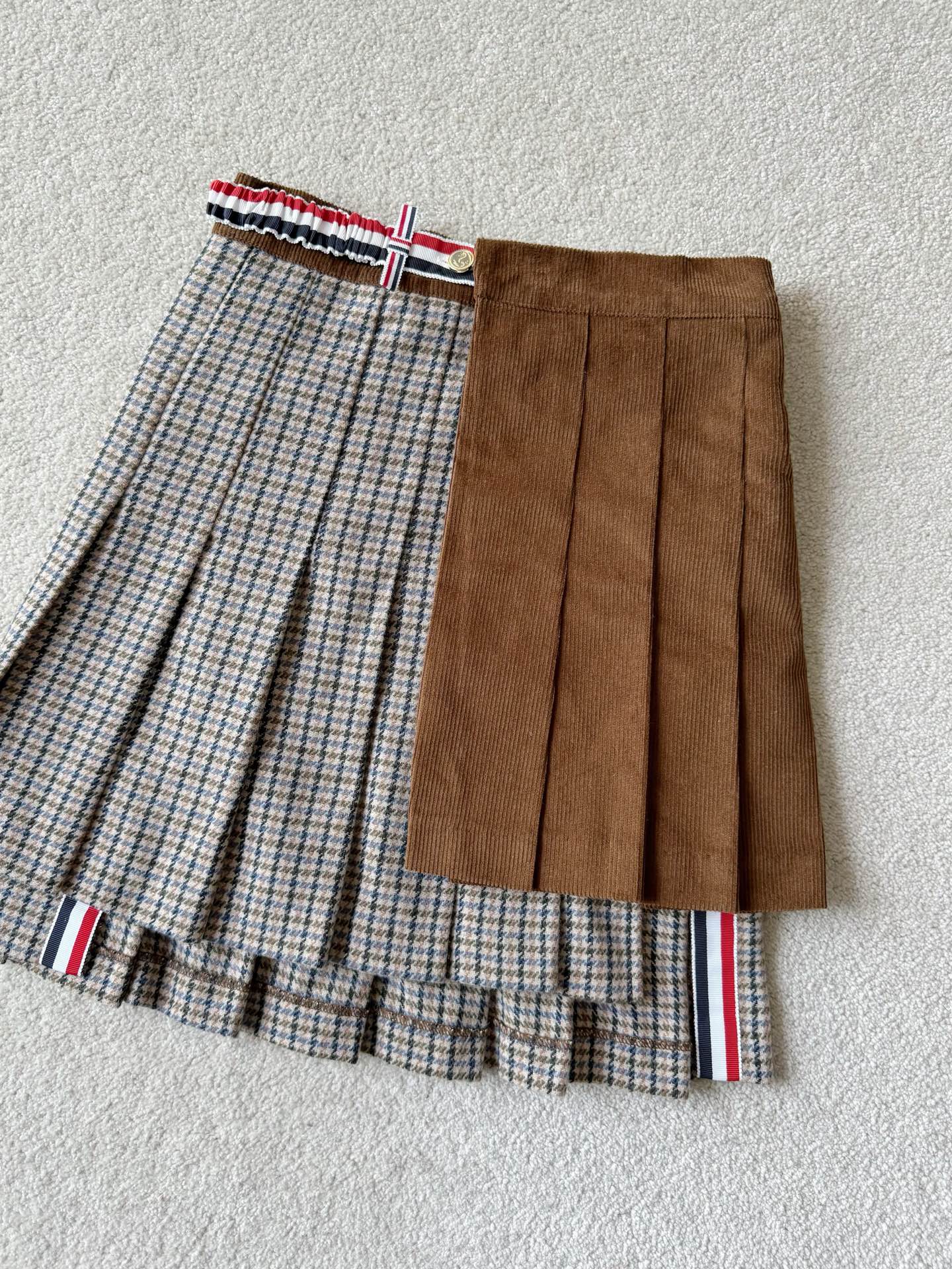 NO:752337,A god-level item that is an instant hit with just one matching picture. This month’s collection: TB multi-fabric pleated skirt. It’s in stock every day and I can’t get enough to distribute. ~~ A skirt that’s already very popular on Sweet Potato. My high-end version is here, so pay attention to the details. Plaid wool fabric spliced ​​with corduroy. One-piece tailoring is time-consuming and labor-intensive. The craftsmanship requirements are very high, and the cost is also quite high. The upper body effect is excellent, you can try it boldly. All the accessories are equipped. Needless to say, skirts,19860909一张搭配图就爆单的神级单品 本月珍藏系列·TB多面料压褶百褶裙 每天入库都不够发的状态 ~~ 红薯上已经很火的一条裙子 我家高版本来袭,把细节看好 格纹羊毛面料拼接灯芯绒 一片式剪裁制作耗时耗力 对工艺的要求极高,成本也相当高 上身效果极佳,各位可大胆尝试 所有的辅料都配备无需多言,,skirts,,Women's clothing