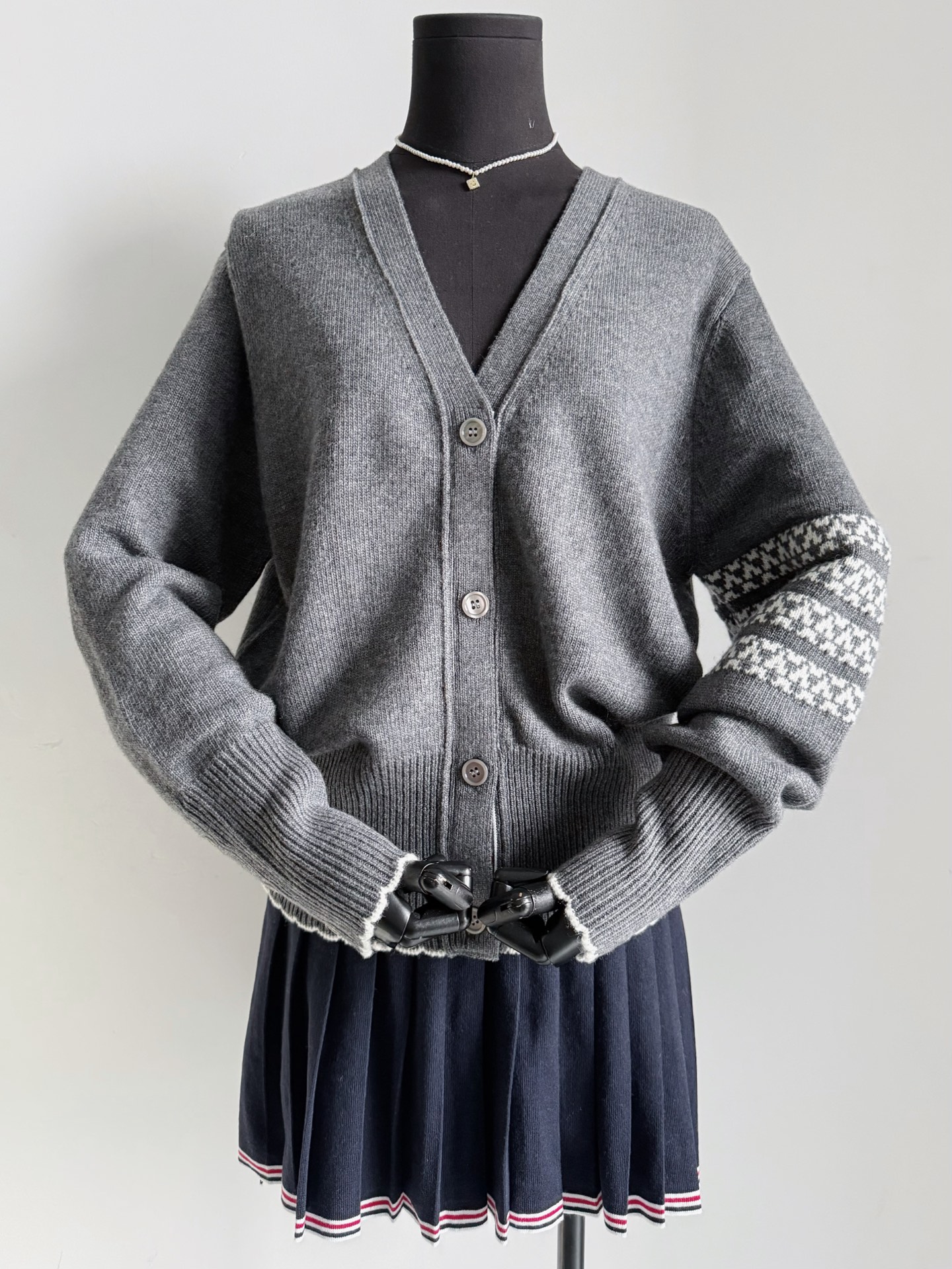 NO:752332,Continuing to release this month's featured · boutique TB series. I have kept more than half of the items for myself. A must-have for a long-term wardrobe ~~ Casual, age-reducing and fashionable, with just the right balance. Custom-woven and dyed high-grade gray wool, blended with nylon acrylic, soft and solid, durable and not easily deformed. Classic four-bar jacquard and dachshund jacquard are all woven by imported machines. Details that can be seen with a magnifying glass. Don't be afraid of comparison, the entire network can withstand the test.19860909继续发布本月主推·精品TB系列 我本人已经自留了一大半单品 长期主义衣橱必囤 ~~ 休闲减龄和时髦感,平衡得刚刚好 定织定染高级灰羊毛毛料 混纺尼龙晴纶,手感柔软且扎实 经久耐穿不易变形走样 经典四条杠提花加腊肠狗提花 都由进口机器完成织造 可以用放大镜看的细节 不惧怕对比,全网都经得起考验,,,Women's clothing