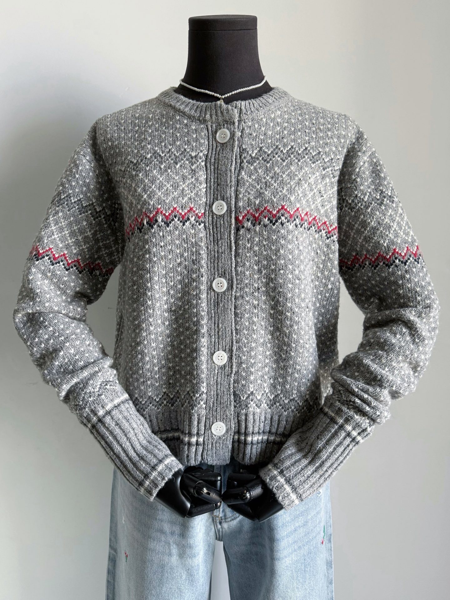 NO:753356,It is a favorite knitted cardigan that I treasure. It is a must-have for my long-term wardrobe!! Good aesthetics only for high-end TB players. Fair Isle jacquard series, sesame base jacquard. It has just the right balance of practicality and fashion. A variety of wool materials that are custom-dyed in a vat. The coarse knitting has rich texture and moderate thickness. It is best as a jacket in spring and autumn. The computerized flat knitting machine restores the Fair Isle pattern 1:1. Includes imported webbing on the placket and cuffs.  It has always been the basic standard in my home.,,jackets & coats,19860909是我珍藏的一件心头爱针织开衫 长期主义衣橱,必囤它 !! TB高阶玩家才有的好审美 费尔岛提花系列,芝麻底提花 实穿性和时髦感兼顾得刚刚好 包缸定染多种羊毛毛料 粗针织造富有肌理感,厚度适中 春秋两个季节当外套最佳 电脑横机1:1还原费尔岛图案 包括开襟和袖口部分的进口织带 一直都是我家的基础标配.,,jackets & coats,,Women's clothing