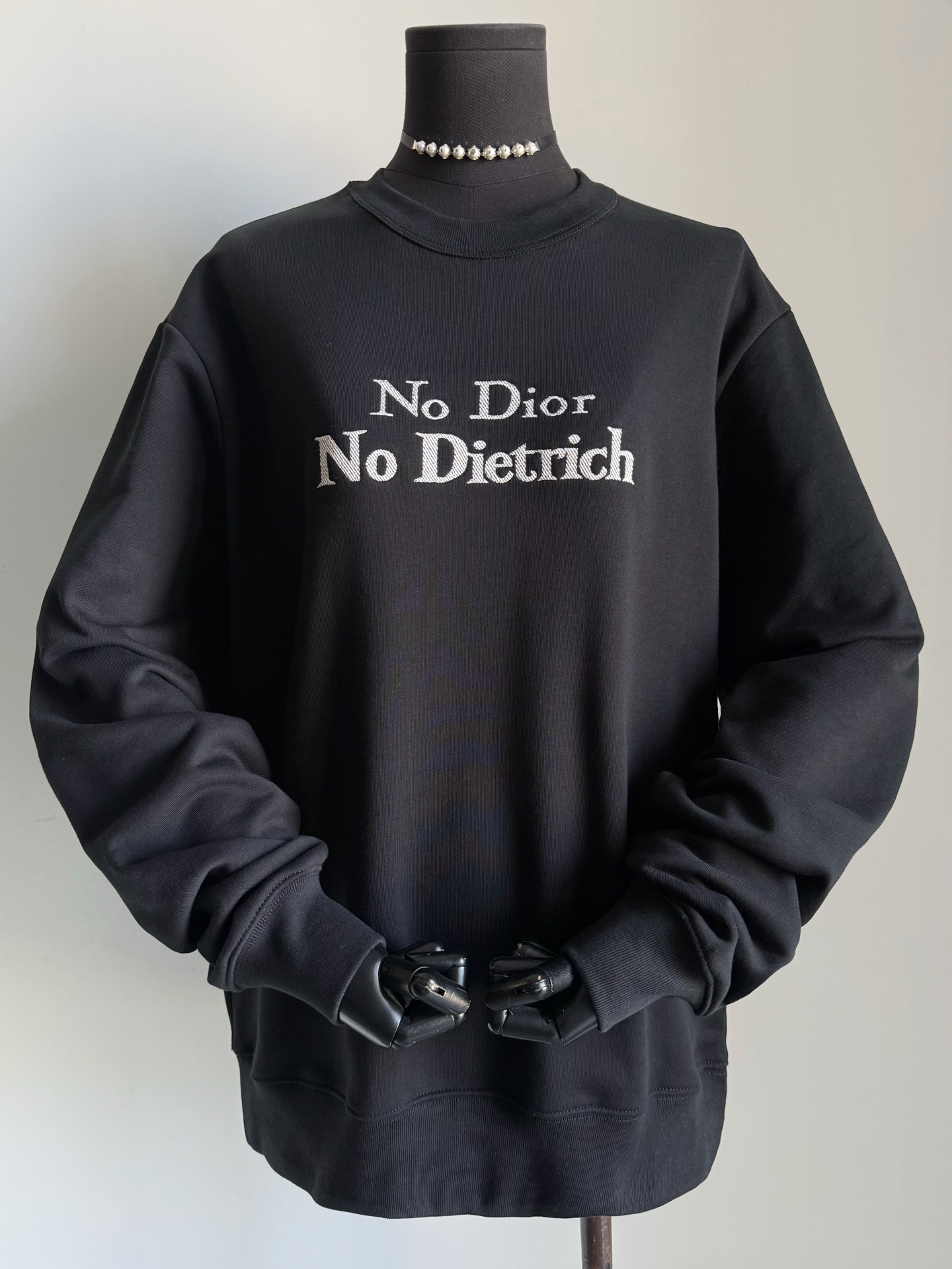 NO:757647,Update the statement sweatshirt bought for 1.3w. It is a four-season style that can be shared with family members. It is basic but not too monotonous, long-termism. It looks simple but actually has many small details. The deep navy blue coil fabric is dyed in a cylinder. It is matched with the same heavy elastic thread collar, cuffs and hem. There is no color difference. Twill needle embroidery technology. The characteristic embroidery thread is embroidered according to the preset trajectory. The three-dimensional feel and feel are different from the market version.,, hoodie, sweatshirts,19860909更新1.3w买入的宣言卫衣 可以和家属共享的四季款 既基础又不过分单调,长期主义 看似简约实则也有很多小细节 包缸定染深藏蓝线圈面料 搭配同样重磅的弹力螺纹领口,袖口 以及下摆也是毫无色差 斜纹挨针刺绣工艺 特点的绣线按照预设轨迹刺绣 立体感和手感都区别市面版本.,,hoodie,sweatshirts,,Women's clothing