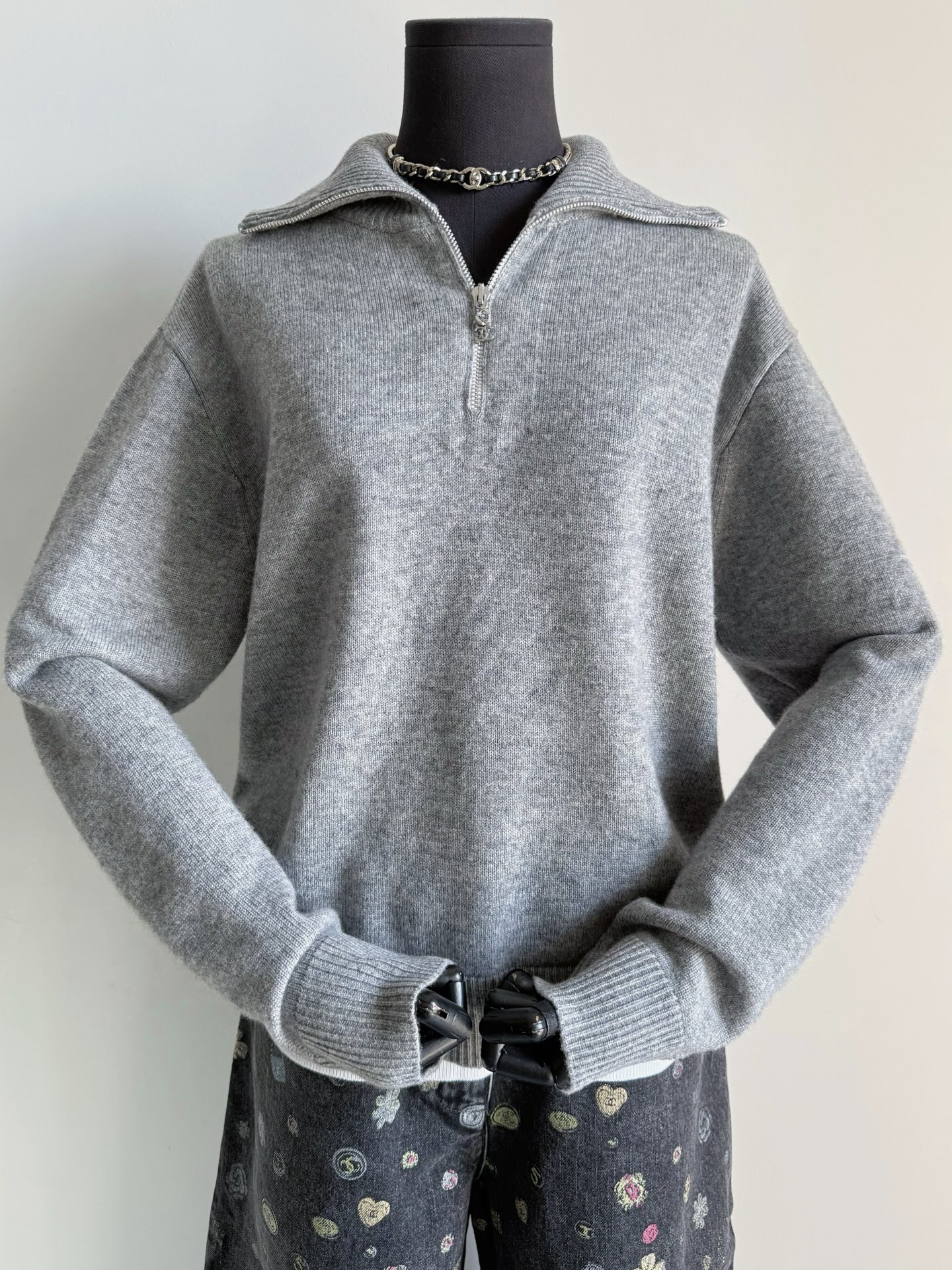 NO:757641,Continuously updating my top quality 26P series. At present, there are still a few vics with upper body. This one is hard to find in the cabinet!! Personalized minimalist gray high-end sweater. The whole piece has no superfluous design. It is really low-key except for the hardware logo. The floral gray cashmere wool with rich layers is soft and washed. The thickness is moderate. The off-shoulder version is loose but not bloated. It is a treasure knitted sweater with a very LP style ~~ Fashionable and durable, suitable for both men and women.  Just lie down in your closet for three to five years without any stress, loro piana, sweaters,19860909陆续更新我家顶级品质26P系列 当下还是少数vic有上身 这款在柜子里也是一码难求 !! 自留款极简灰高级毛衣 整件毫无多余设计 除了五金logo之外真心低调 包缸定染的花灰色层次丰富羊绒毛料 柔软洗水之后很亲肤,厚度适中 落肩版型宽松但不臃肿 很lp风的一件宝藏针织毛衣 ~~ 时髦耐穿,男女皆宜 在衣橱随意躺个三五年无压力,,loro piana,sweaters,,Women's clothing