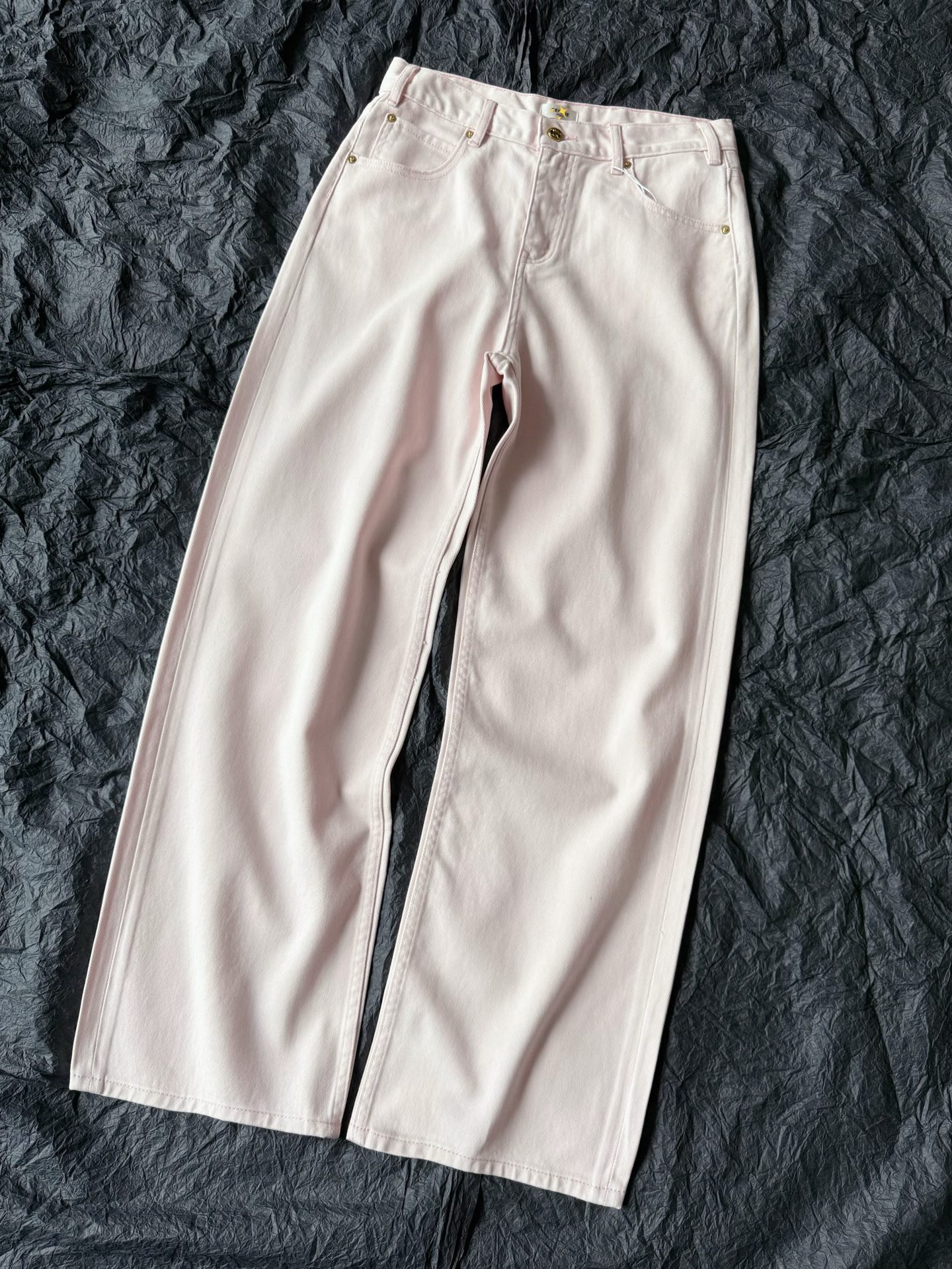 NO:757625,CE’s fabulous pants are back again!! I can’t help but be excited. The beautiful macaron color and pink that I fell in love with at first sight. Custom-dyed twill light pink denim in a vat. The texture is visible to the naked eye and the lines are clear. It is durable and not easily deformed. It insists on environmentally friendly washing and is full of drape. The three-dimensional cut straight and slightly loose version accommodates all kinds of imperfect leg shapes. Needless to say, the color matching is very spring and summer.  Can be paired with shirts/sweaters/short-sleeves, sweaters, shirts, T-shirts,19860909CE又来神裤啦 !! 按耐不住激动的心情 一眼爱上的绝美马卡龙色调·粉 包缸定染斜纹淡粉色牛仔棉 肉眼可见的肌理感,纹路清晰 经久耐穿不易变形走样 坚持环保水洗,垂坠十足 立体剪裁直筒略宽松版型 包容各种不完美腿型 配色不用我说了 ,非常春夏 搭配衬衫/毛衣/短袖都可,,sweaters,shirts,T-shirt,,Women's clothing