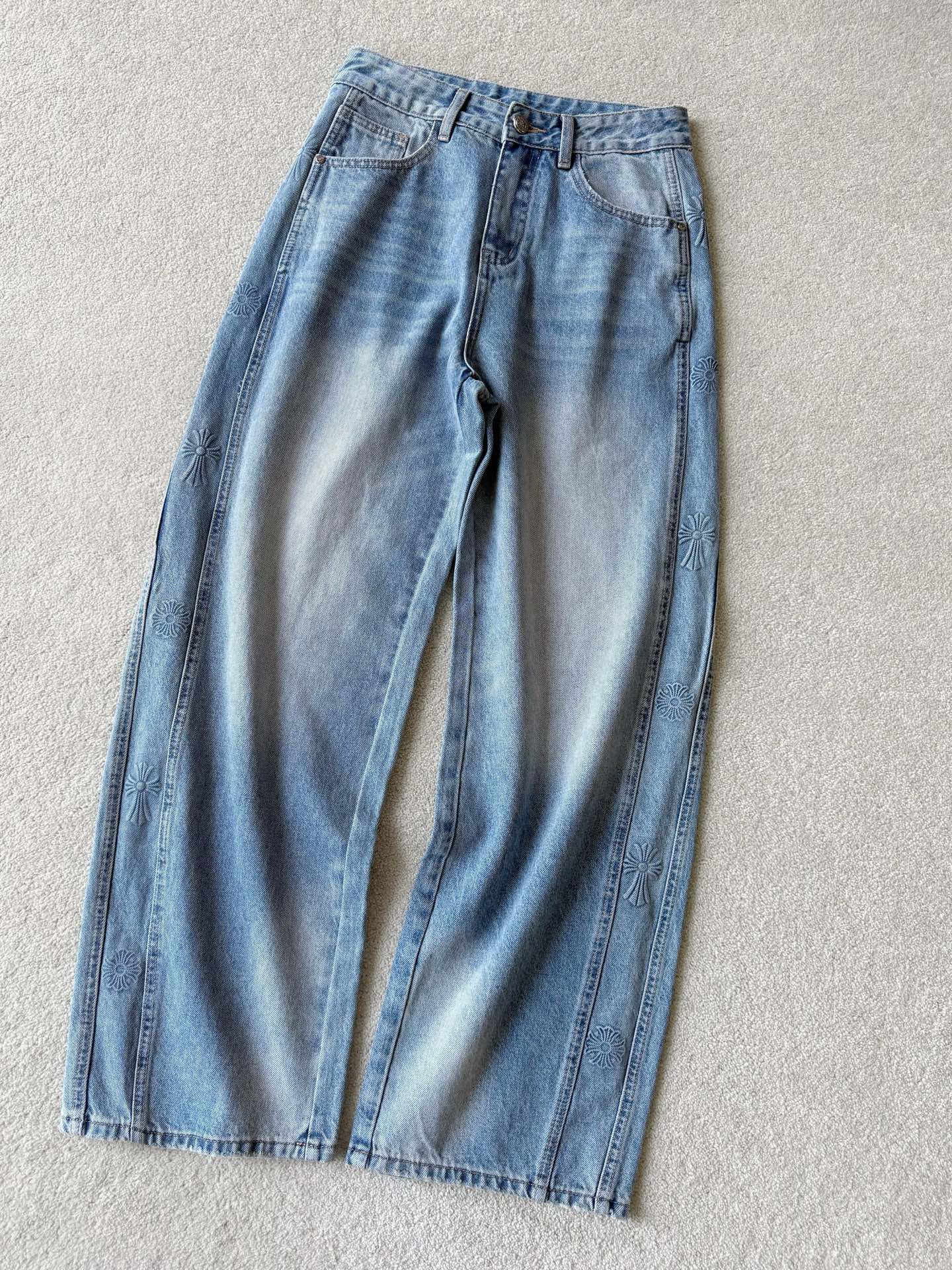 NO:759113,The temperature in this season is perfect for wearing jeans. Needless to say, the good fit makes you feel no pressure to buy your spring and autumn trousers ~~ Customized high-weight twill denim and cotton. Eco-friendly, distressed and whitewashed. The washing effect is very high-end. Medium and high-waisted version, loose trouser legs. It can be easily controlled by people regardless of height. The most favorite 3D embossing on the side. Every cross pattern is full and three-dimensional. It has good looks and practical wear. Whoever wears it will love it. Jeans,19860909这个季节温度太适合穿牛仔裤了 好版型无需多言 承包你们春秋的裤子毫无压力 ~~ 定制高克重斜纹牛仔棉 环保做旧泛白洗水效果很高级 中高腰版型,宽松裤腿 不论高矮个子都能轻松驾驭 最中意侧面3D压花 每一个十字花图案都饱满立体 高颜值兼顾实穿性,谁穿谁爱,,jeans,,Women's clothing