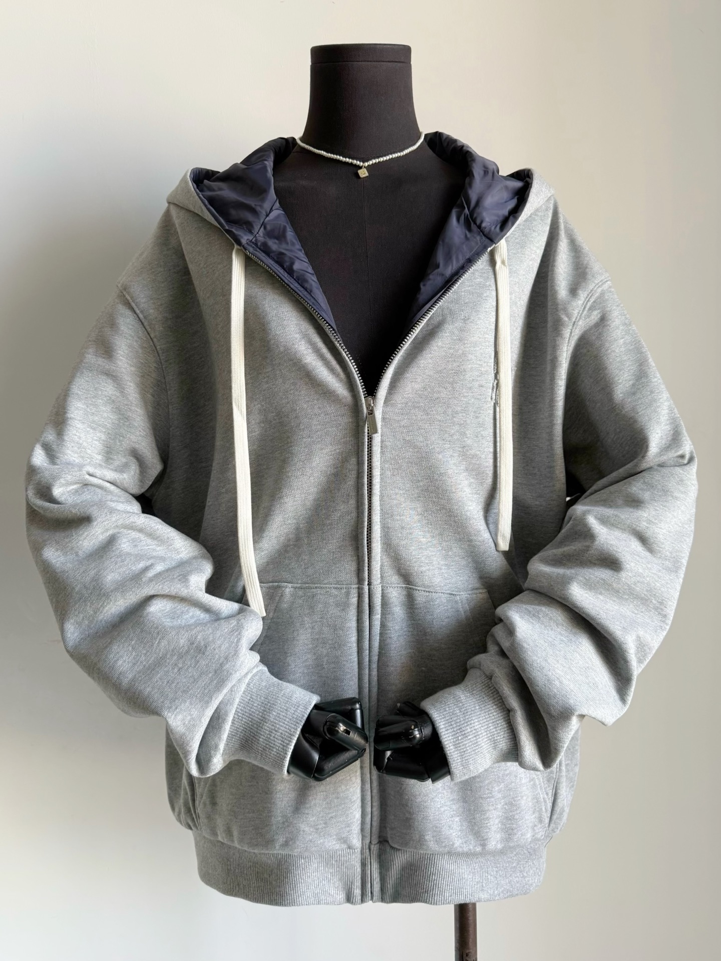 NO:759130,The infinitely reusable double-sided jacket has been re-ordered again. Many old customers are happy again ~~ The two sides of the hooded sweatshirt jacket that can be worn multiple times are still completely different fabrics and styles. This style is not touched by small factories on the market!! It is made of super heavy industrial materials and can be worn on the front and back. And there are designs and small details on both sides. The loose silhouette is suitable for both men and women. When you get tired of wearing it, turn it over to the other side to change your mood, hoodie, sweatshirts, jackets & coats, hats,19860909无限循环复穿的双面外套 又又又补单了 不少老顾客又开心了 ~~ 一衣多穿的连帽卫衣外套 两面还是完全不一样的面料和风格 这种款式市面小厂都不碰的 !! 超重工用料,正反都能穿 且两面都有设计和小细节 宽松廓形男女皆可 穿腻了就翻另一面出来换个心情,,hoodie,sweatshirts,jackets & coats,hats,,Women's clothing