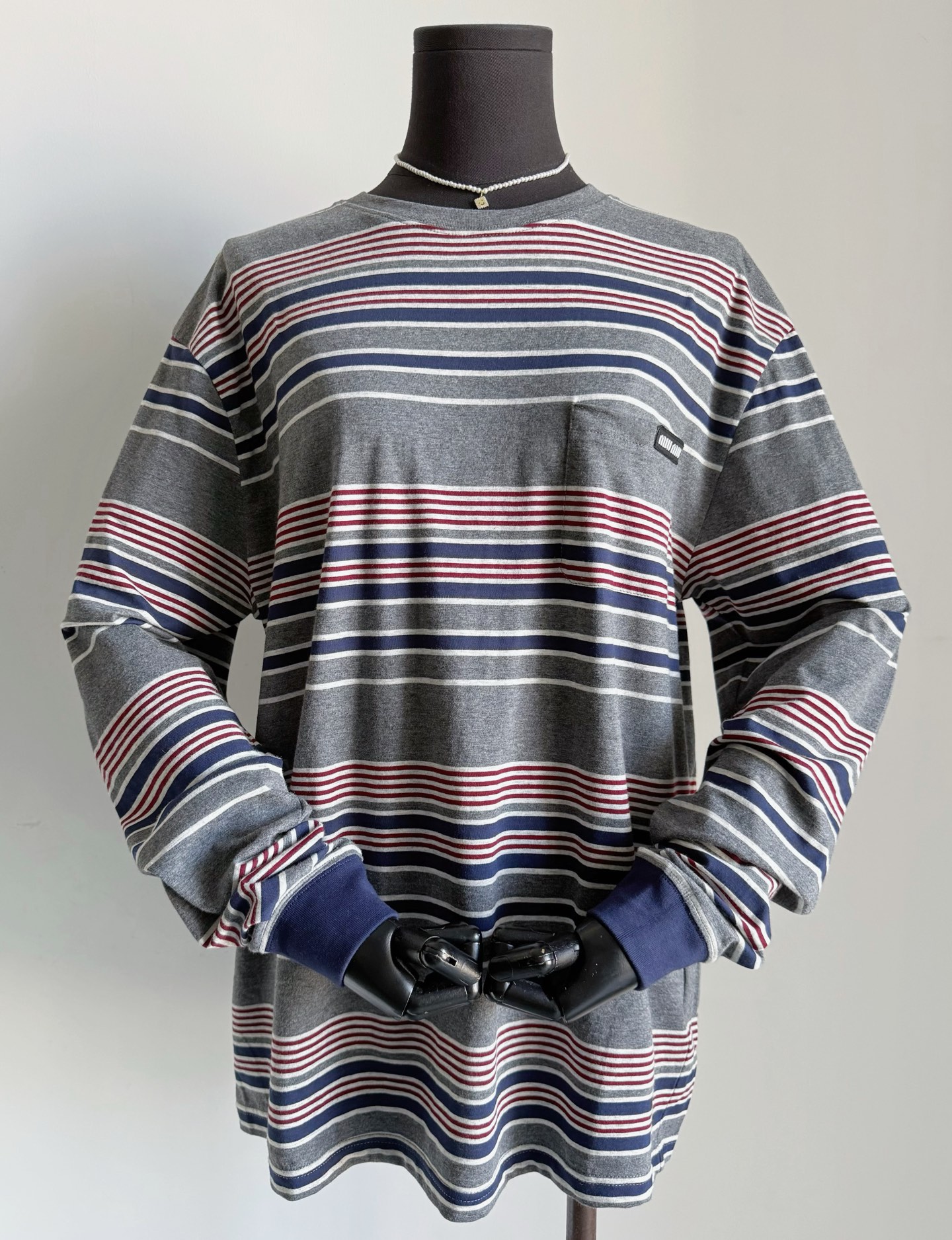 NO:760588,You can go out every day in 5 minutes. Casual and fashionable sea soul shirt miu allows you to easily transition from spring to autumn without stress ~~ Customized striped cotton fabric with the same saturation has different thicknesses and is skin-friendly and soft. It is the best kind of fabric to take care of daily. There is no pressure in and out of the washing machine yyds. There are no restrictions on the round neck and loose version. There are no restrictions on body shape and gender. Classic small logo embellishment makes it fashionable to wear casually,,miumiu,19860909打造日常5分钟即可出门 休闲时髦海魂衫miu 让你轻松跨越春秋换季无压力 ~~ 定制饱和度一致的条纹纯棉面料 粗细有别,亲肤柔软 是日常最好打理的那种面料 进出洗衣机无压力yyds 圆领宽松版型不设限 对身材和性别都无限制. 经典小徽标logo标识性点缀 随意驾驭都时髦,,miumiu,,Women's clothing